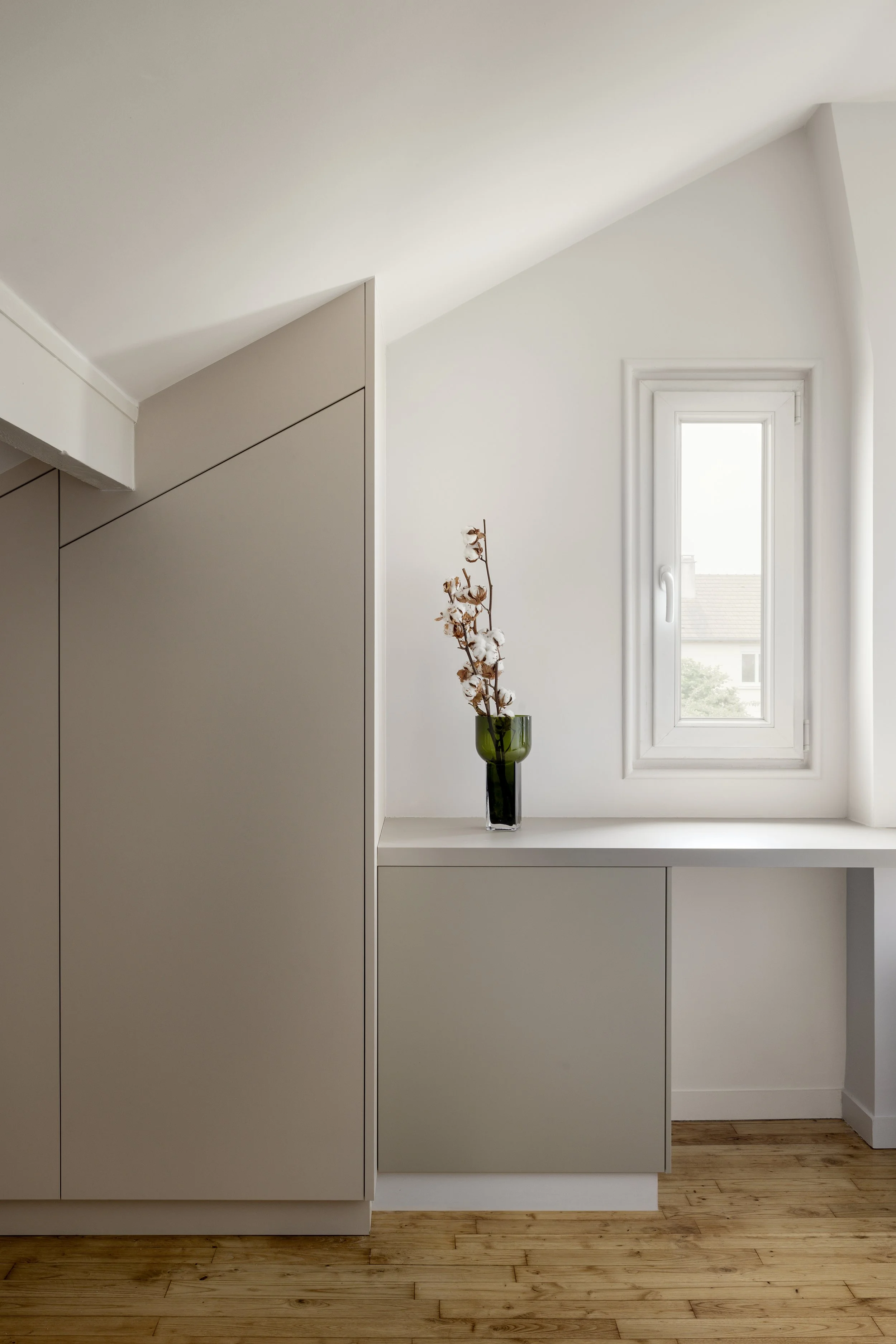 chambre sous combles placard penderie sur mesure bureau sur mesure parquet bois poncé et vernis beige porte IKEA caissons Egger