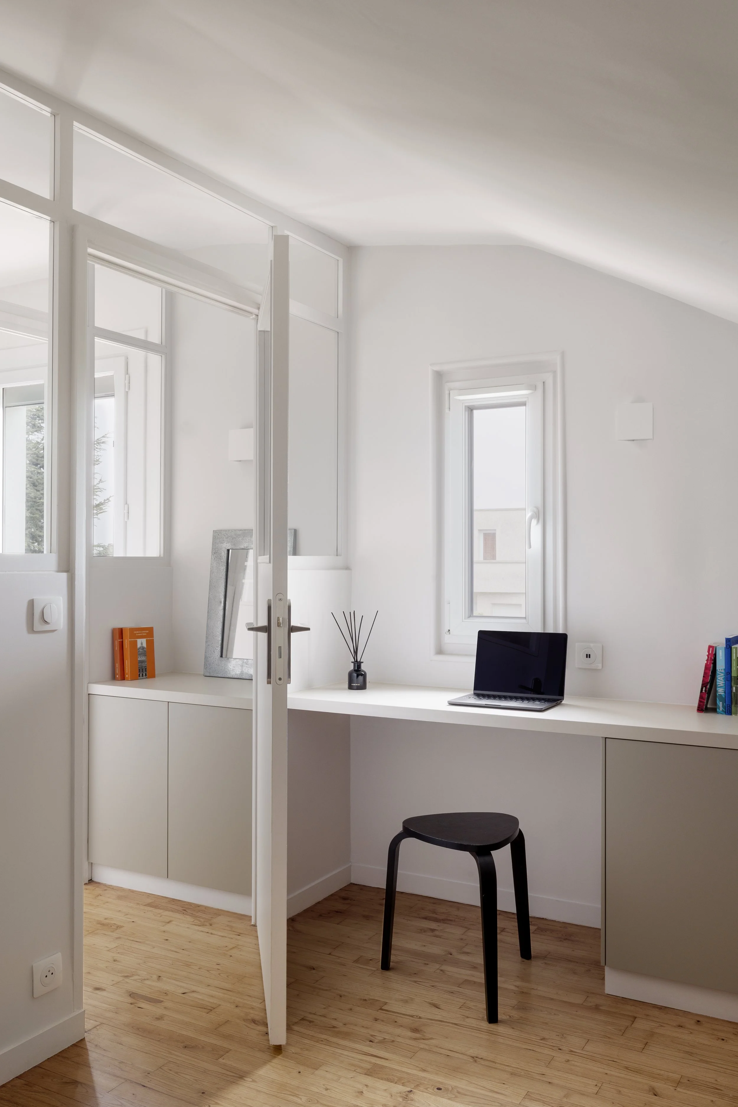 bureau sur mesure chambre sous combles rangement verrière brique de verre parquet bois traité poncé et vernis couloir chmabre d'amis applique murale Sklum interrupteurs Legrand beige porte IKEA caissons Egger