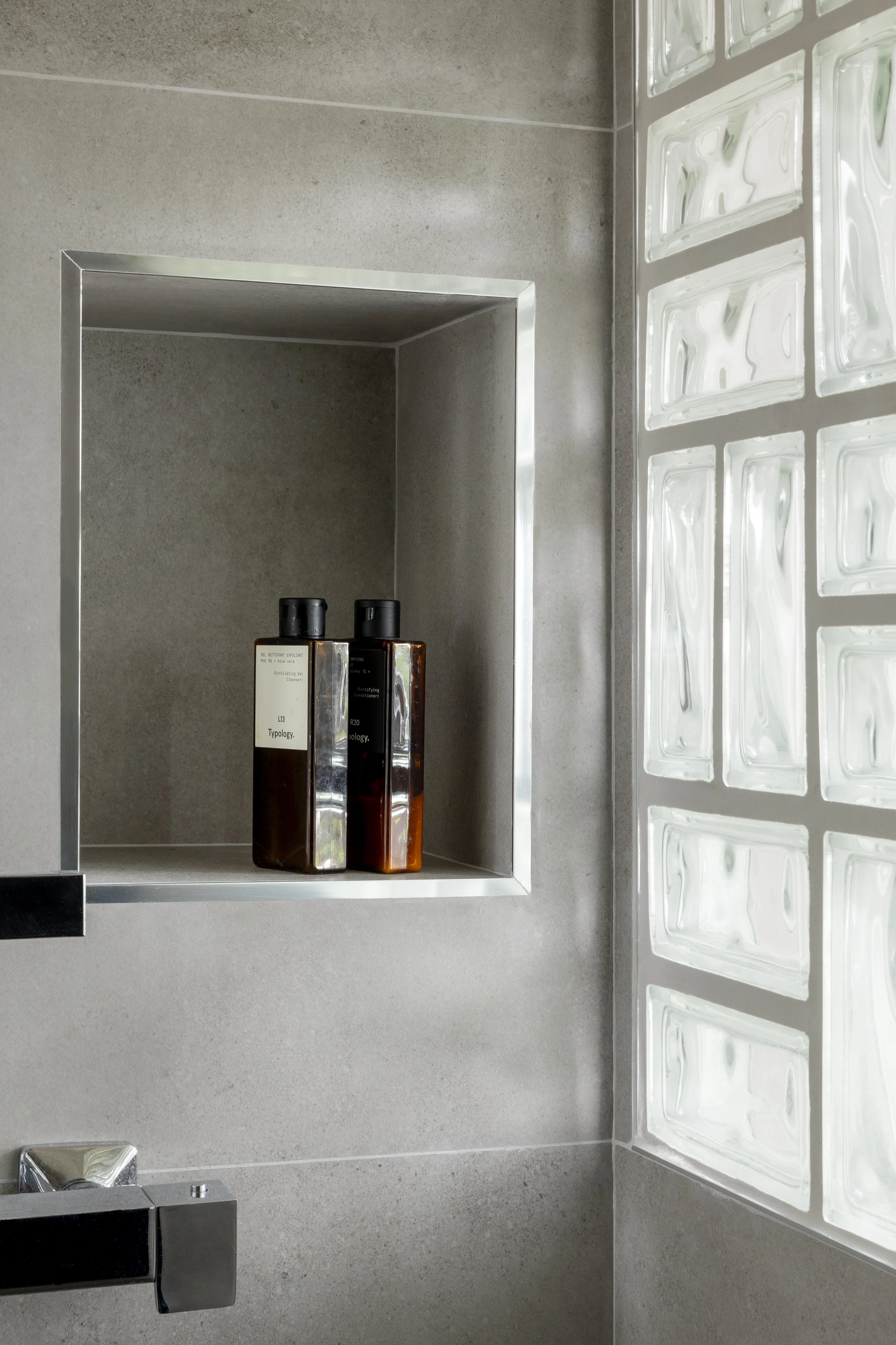 niches carrelées douche brique de verre colonne de douche Grohe carrelage effet béton gris clair lumière paroi translucide 
