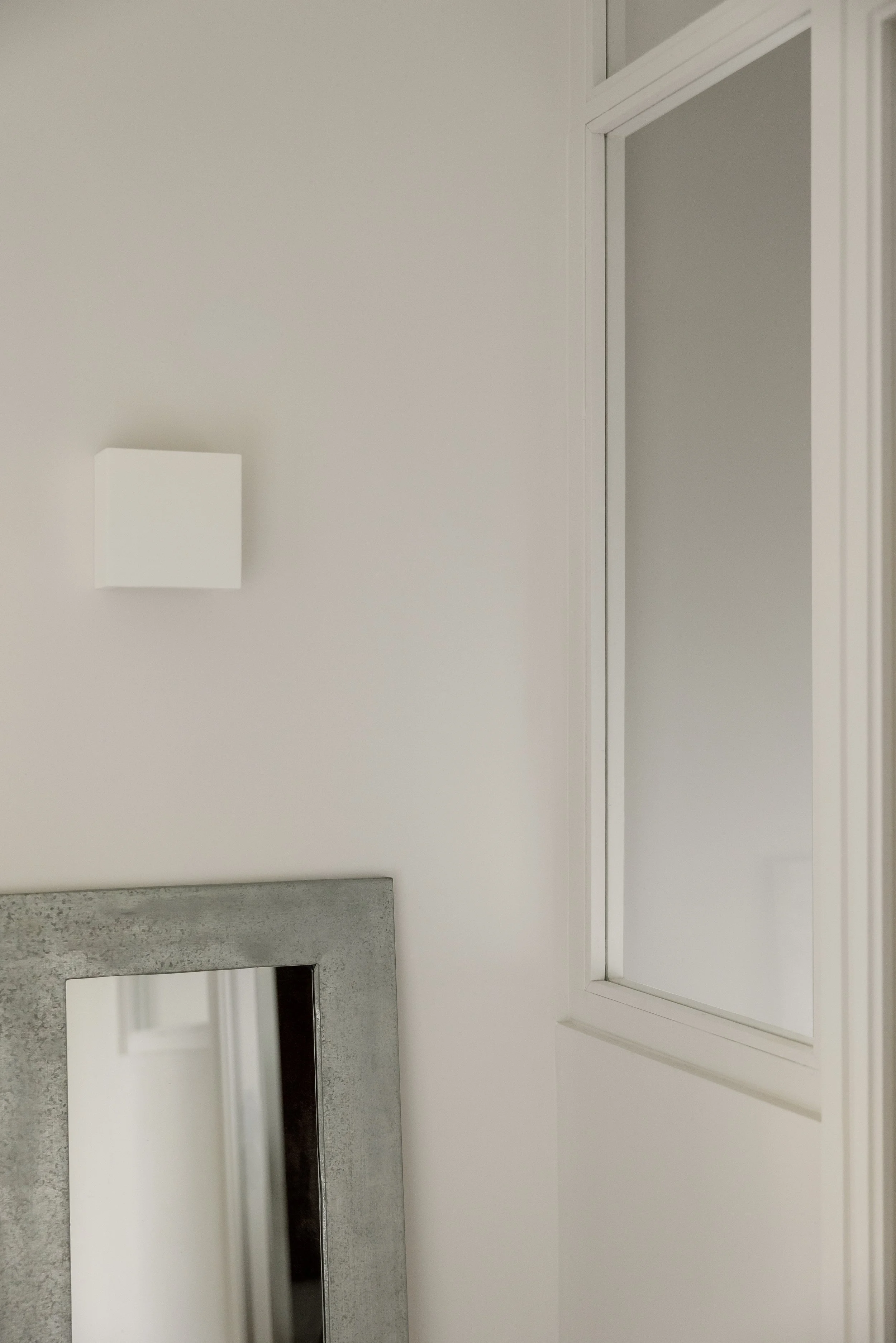 applique murale SKLUM verrière en bois peint en blanc miroir AMPM galvanisé blanc 