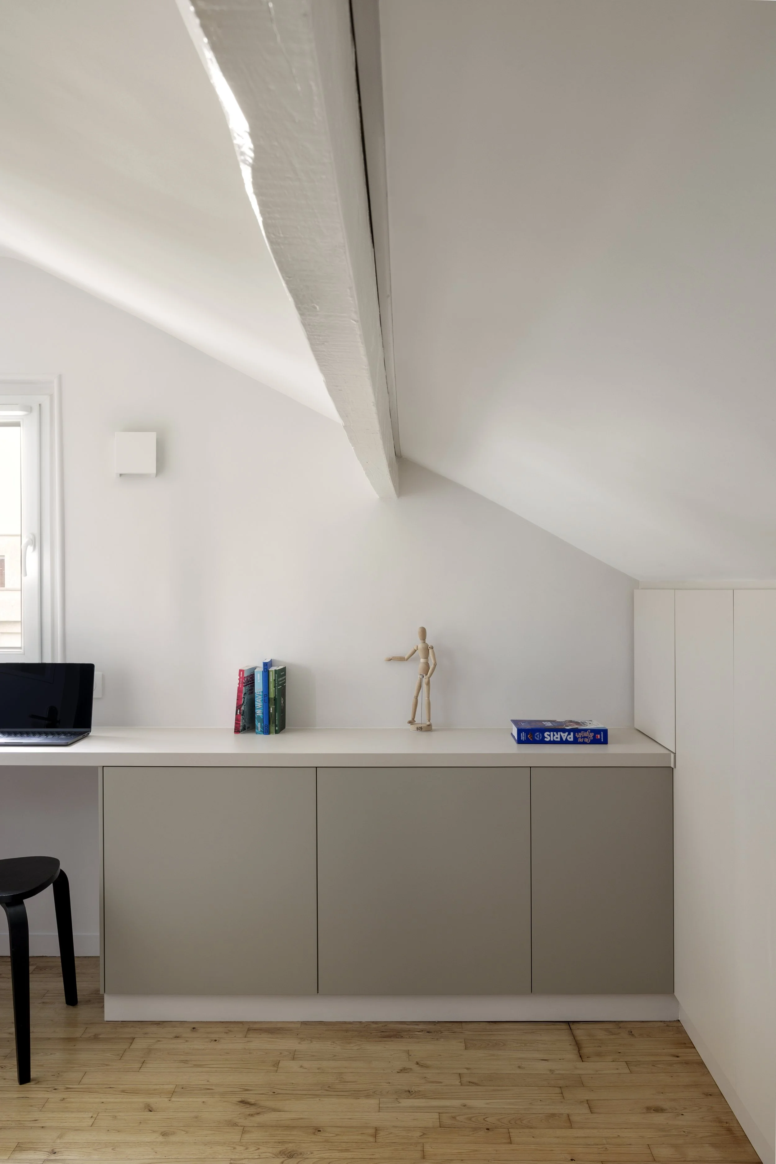 bureau sur mesure chambre d'amis sous combles rangement verrière brique de verre parquet bois traité poncé et vernis placard sous pente sur mesure applique murale Sklum beige porte IKEA caissons Egger