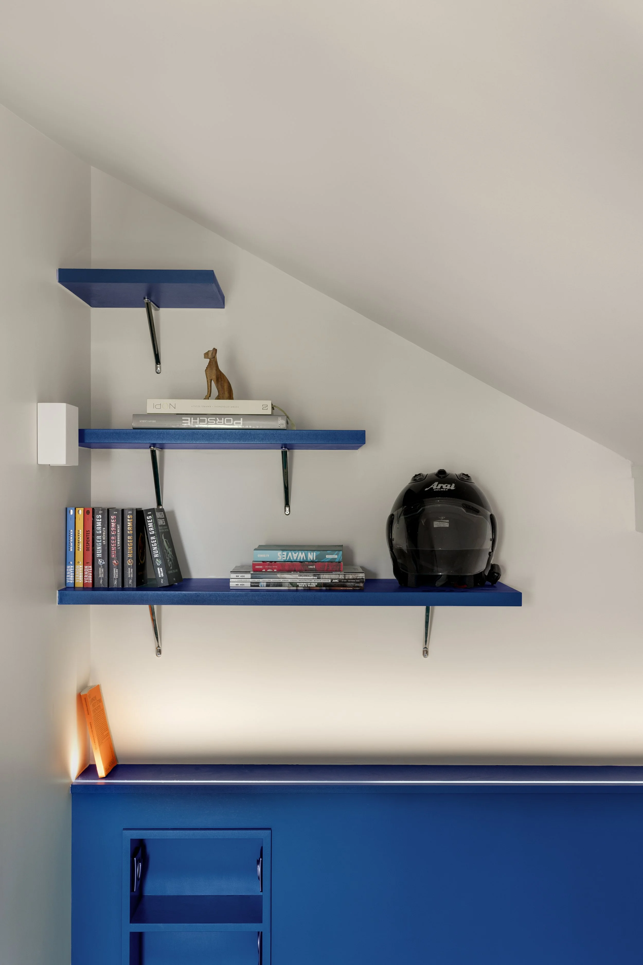 chambre sous comble étagère en bois à peindre bleu klein tête de lit avec LEC intégré livres équerres métalliques Corston 