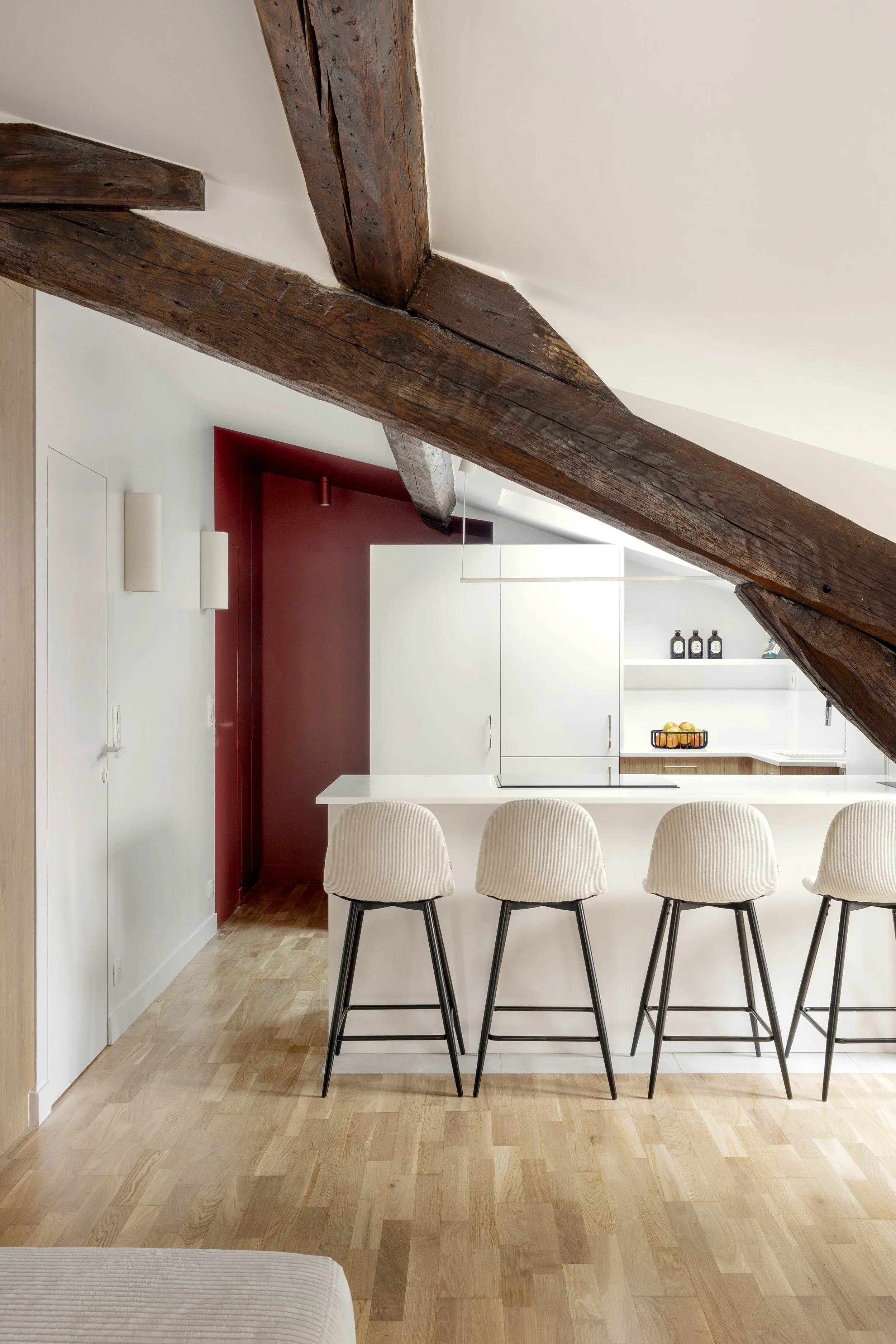 appartement sous-combles rénovation entrée rouge et cuisine sur mesure placard sur mesure parquet poncé et vernis interrupteur Legrand  bois agggloméré mélaminé décor bois porte cadre invisible luminaire applique murale Sklum plan de travail résine C