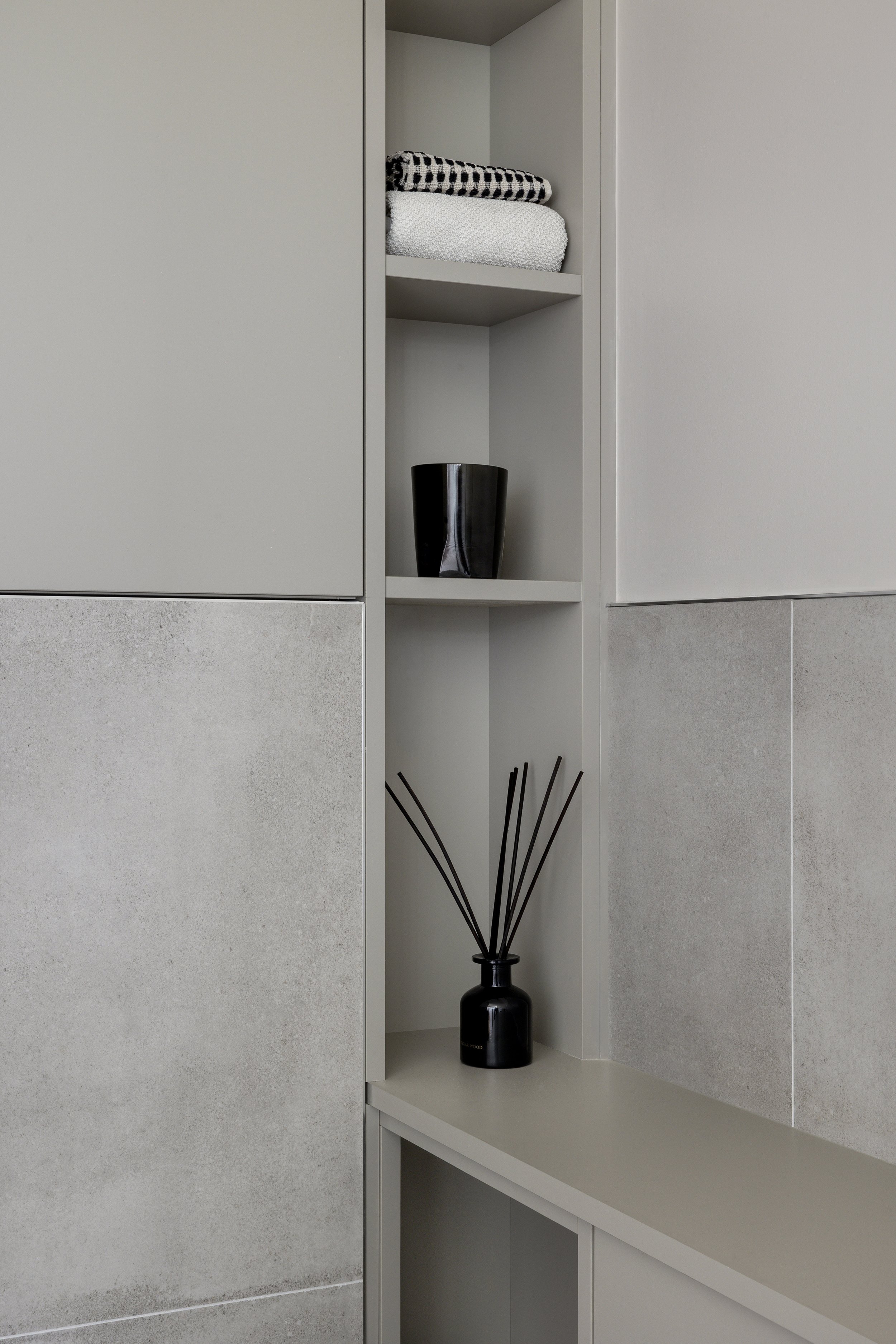 salle de bain aevc rangement sur mesure placard wc niches carrelage effet béton gris clair 