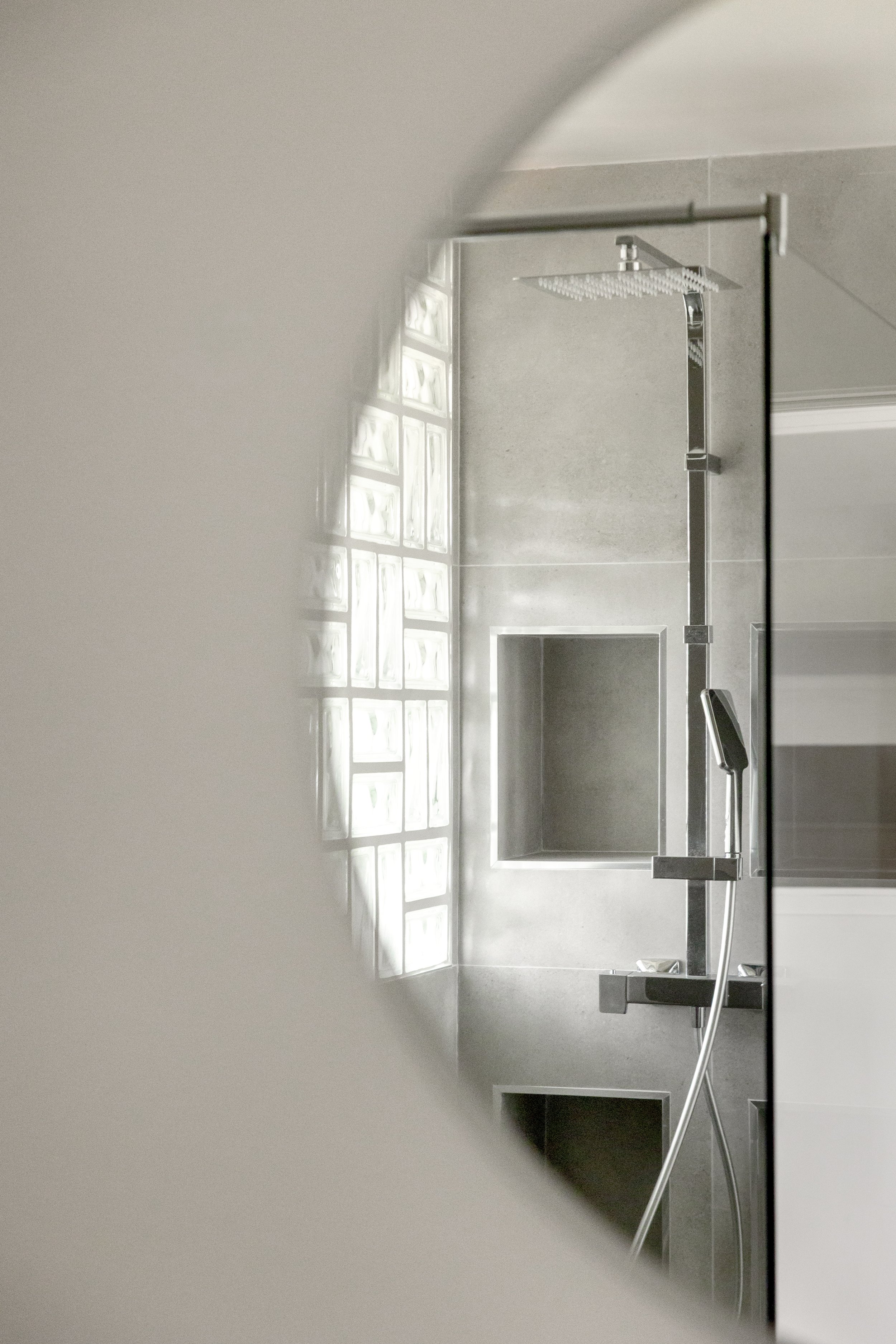 niche carrelées douche brique de verre colonne de douche Grohe carrelage effet béton gris clair lumière paroi translucide miroir éclairé rond 