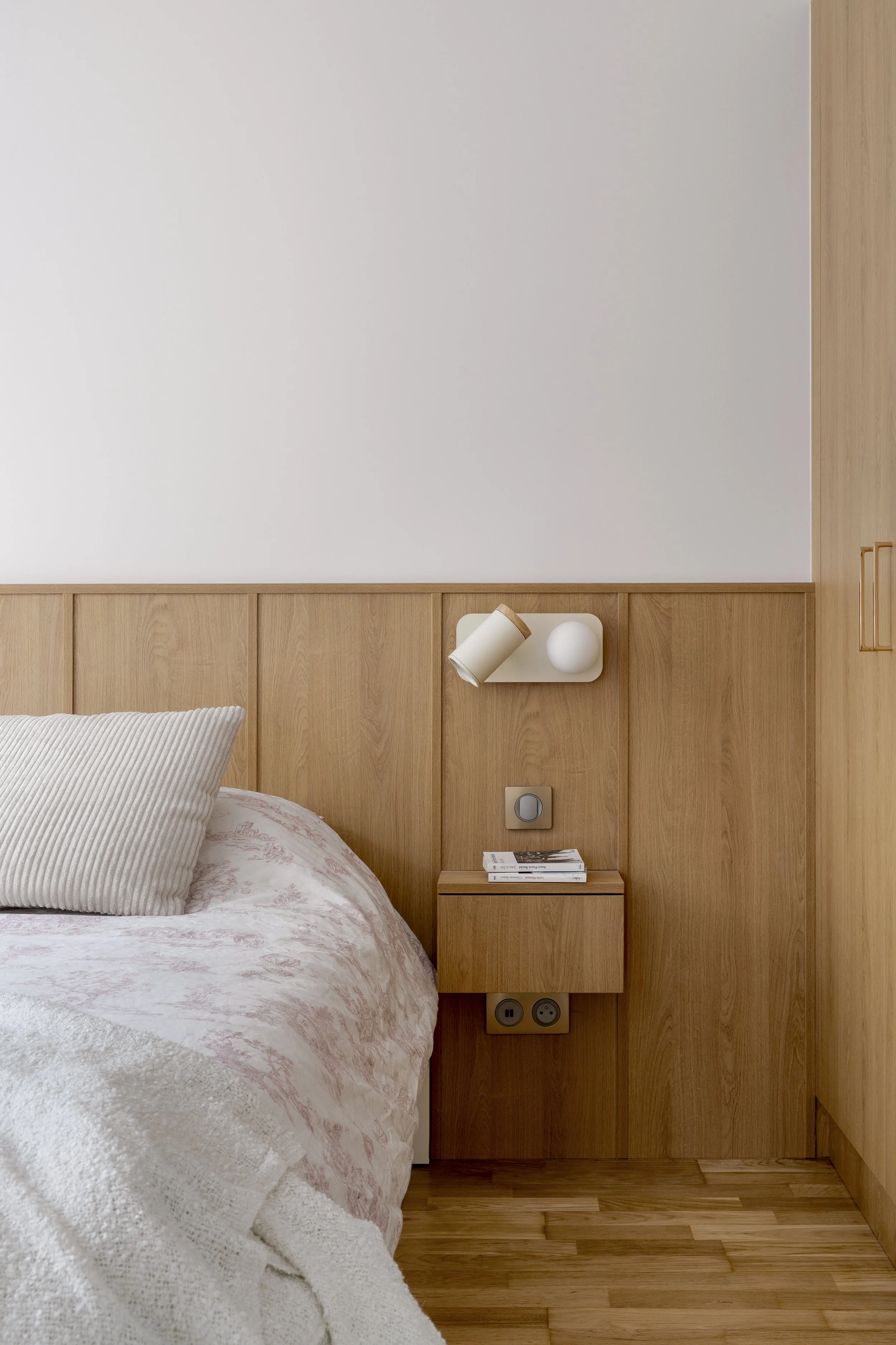 appartement sous-combles rénovation chambre parentale placard sur mesure parquet poncé et vernis interrupteur Legrand Tête de lit bois agggloméré mélaminé décor bois porte cadre invisble luminaire applique murale liseuse Sklum table de chevet tiroir 