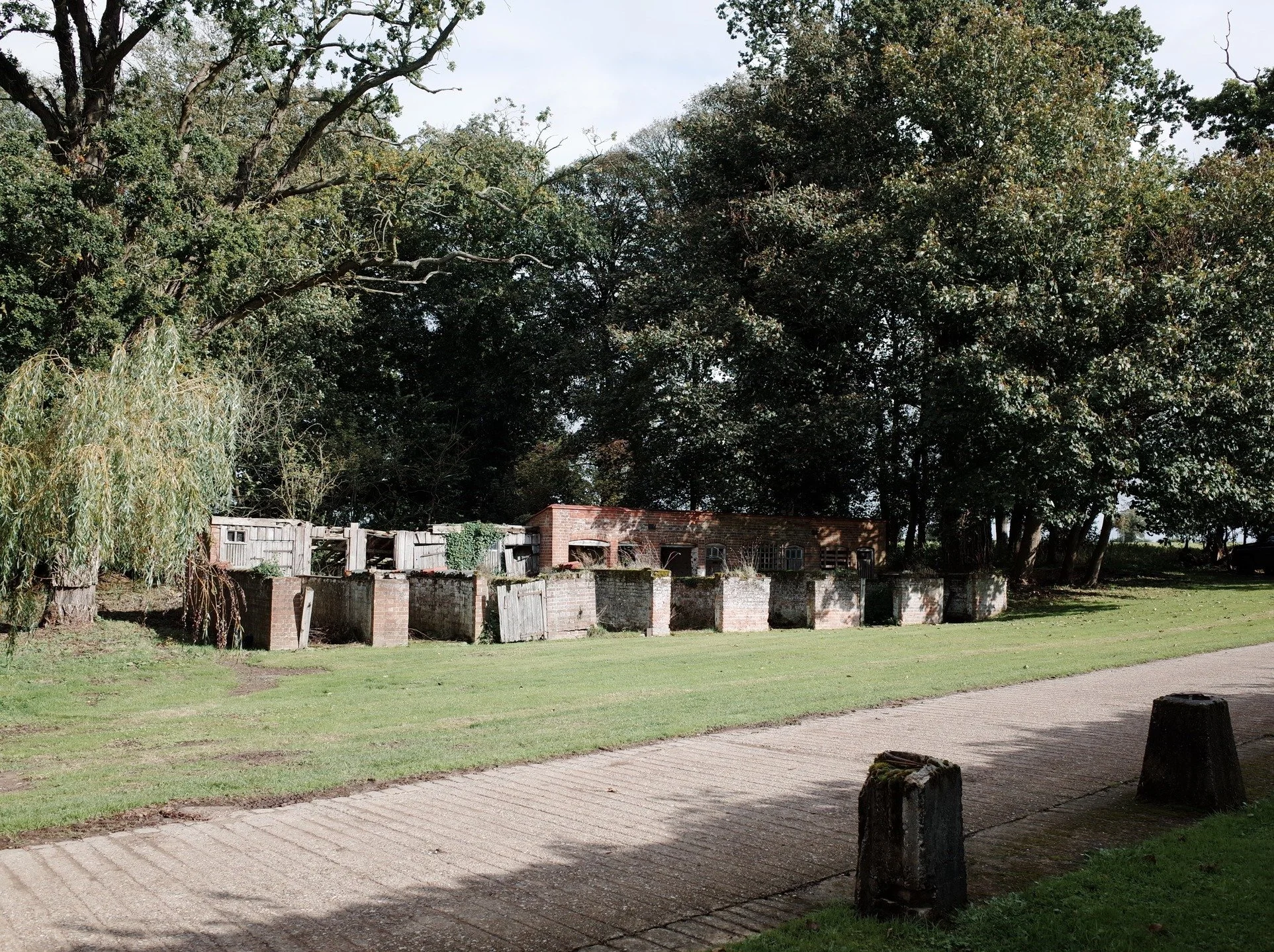 Swipe for proposed! 🖌

Before Christmas we received planning on this exciting restoration and new intervention of the historic piggeries at @woltertonpark.

The proposal, to produce boutique artist studios for the estate, restores and retains the 4 