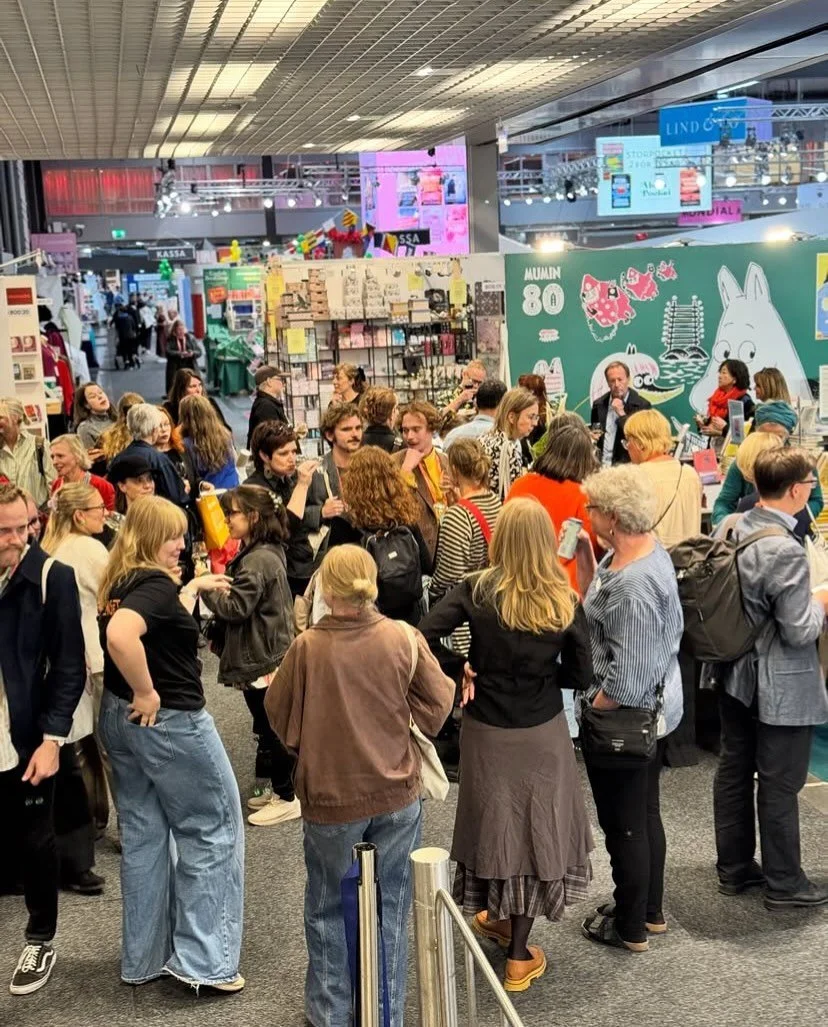 Att g&aring; genom bokm&auml;ssan &auml;r lite som att scrolla i mobilen, p&aring; bara en kort promenad snackar Lars Lerin barnbok, Anna Lena Lauren klokpratar om Ryssland, Bj&ouml;rn Ranelid viger ett hundra&aring;rigt par till romantisk s&aring;ng