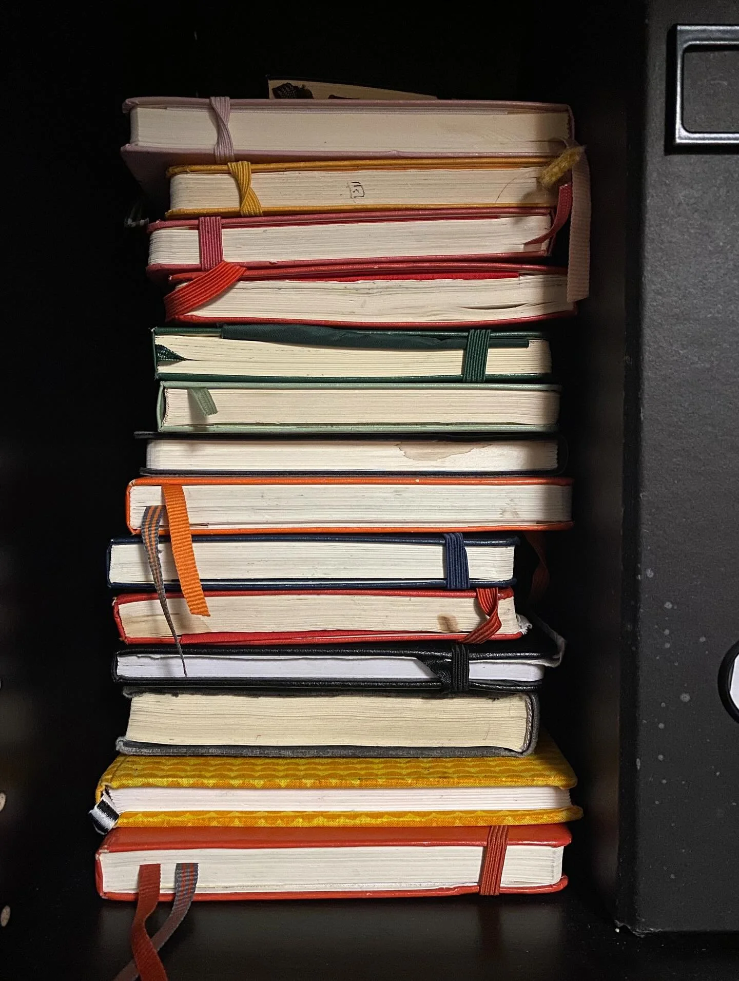 N&aring;gra &aring;rs id&eacute;ande p&aring; h&ouml;g. En del f&aring;r liv, en del skrotas och s&aring; d&auml;r h&aring;ller det p&aring;. Dagb&ouml;ckerna har sin egen h&ouml;g. H&auml;r kan jag bl&auml;ddra och minnas rollers livsb&aring;gar, ek