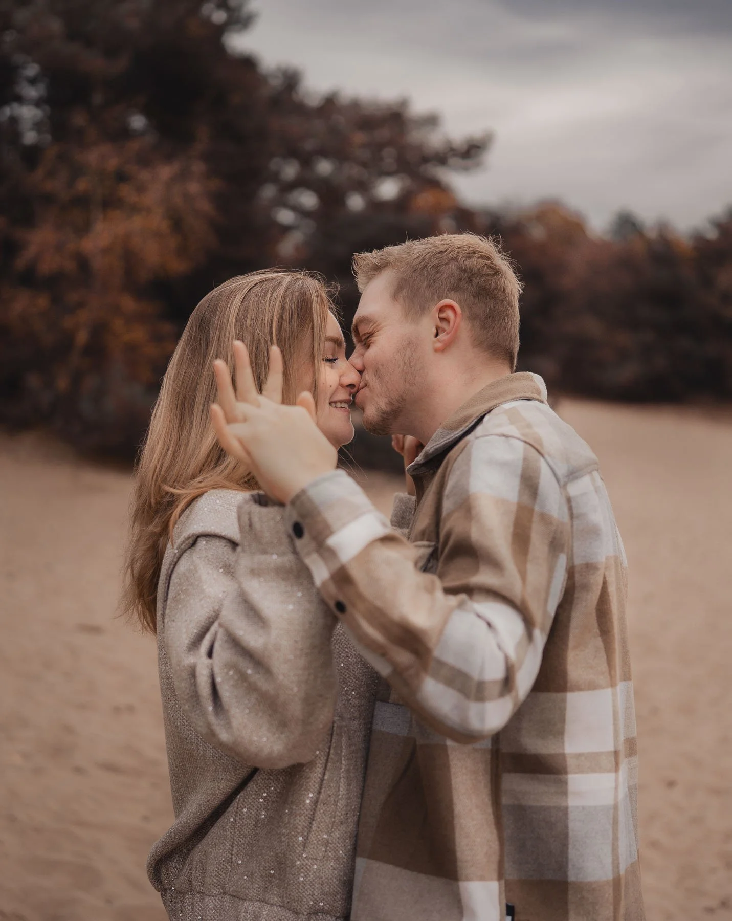 koppel-tijdens-een-fotoshoot-in-de-duinen.jpg