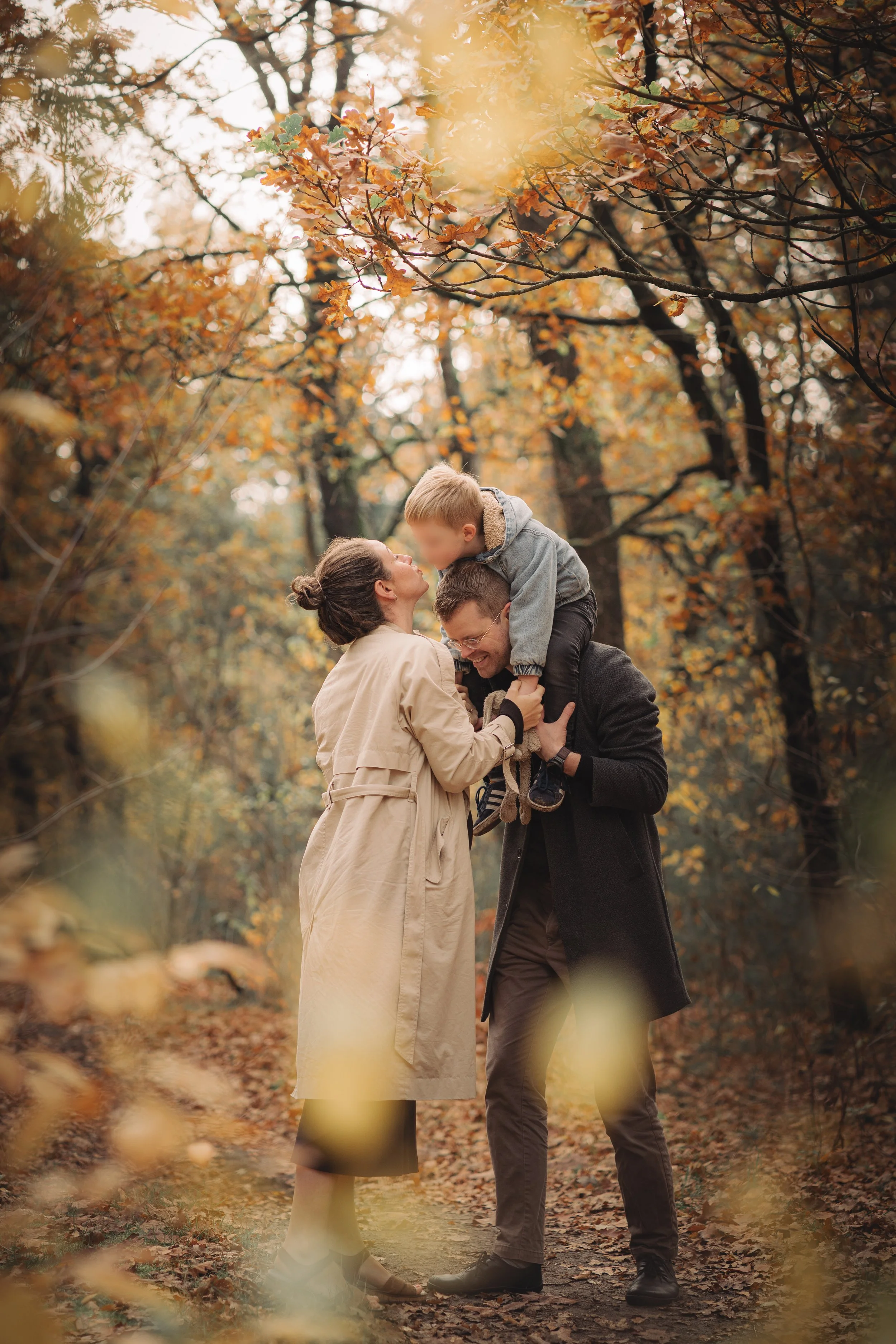 gezin in het bos, candid foto