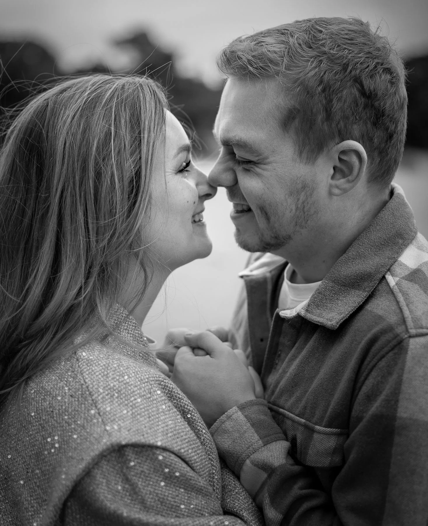 koppel-speels-samen-duinen-loveshoot.jpg