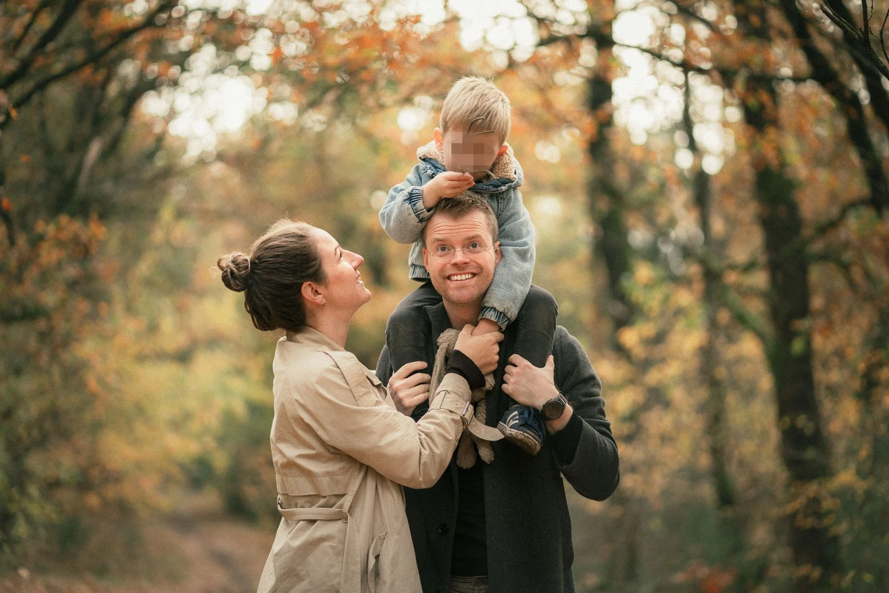 ouders-kijken-lachend-naar-kind-op-schouders.jpg