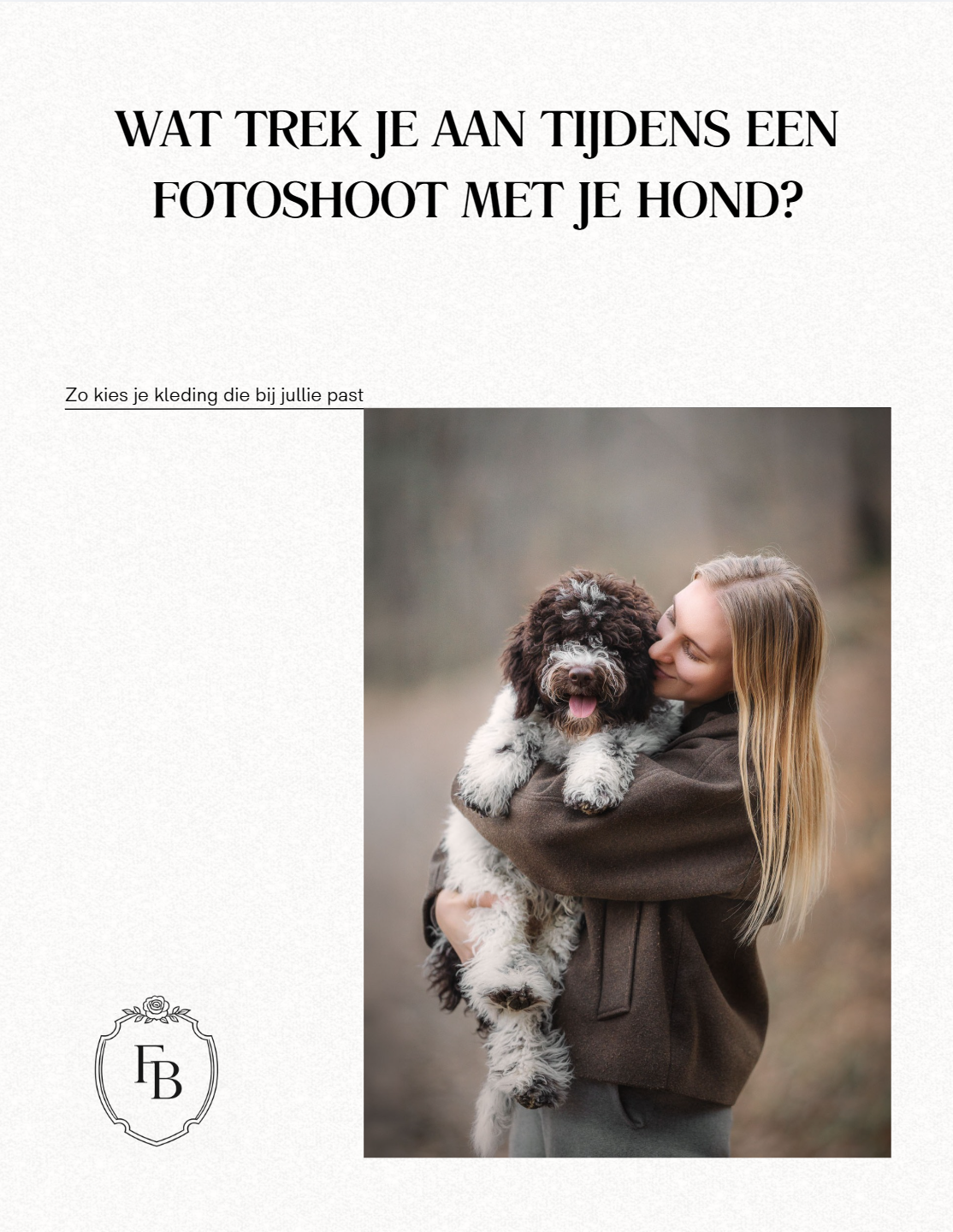 Een vrouw houdt een grote, schattige zwart-witte puppy in haar armen in een bosrijke omgeving.