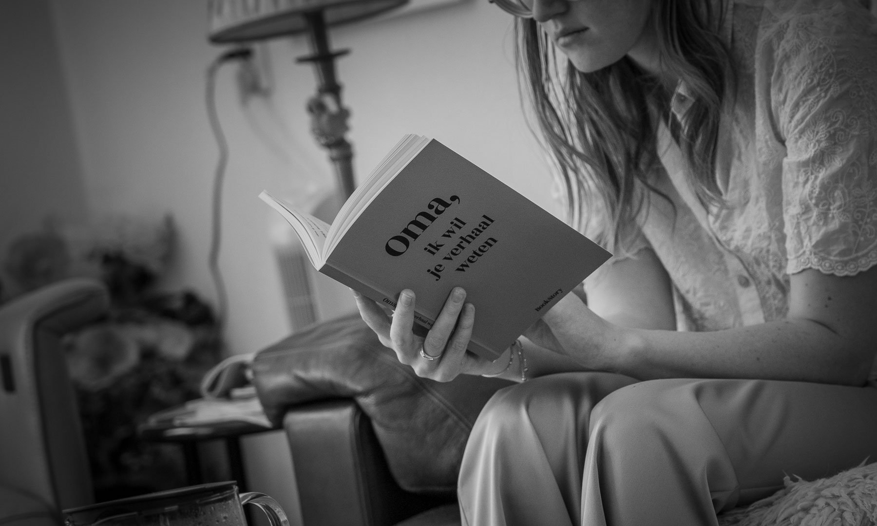 Een vrouw leest het boek 'Oma, ik wil je verhaal weten"