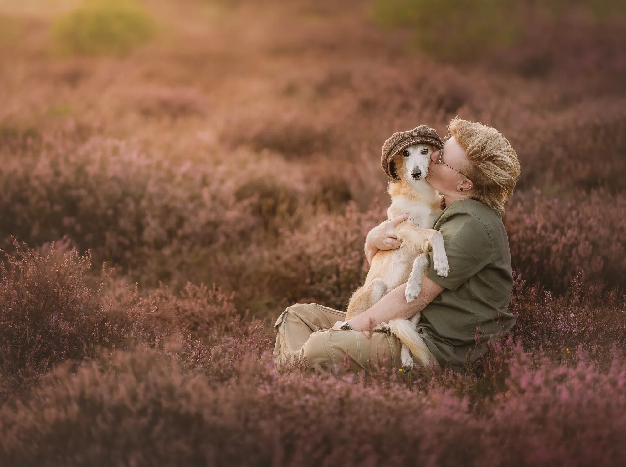Fotoshoot bij zonsondergang op de heide met een Windsprite hond, eigenaar en drie eenden in warm natuurlijk licht
