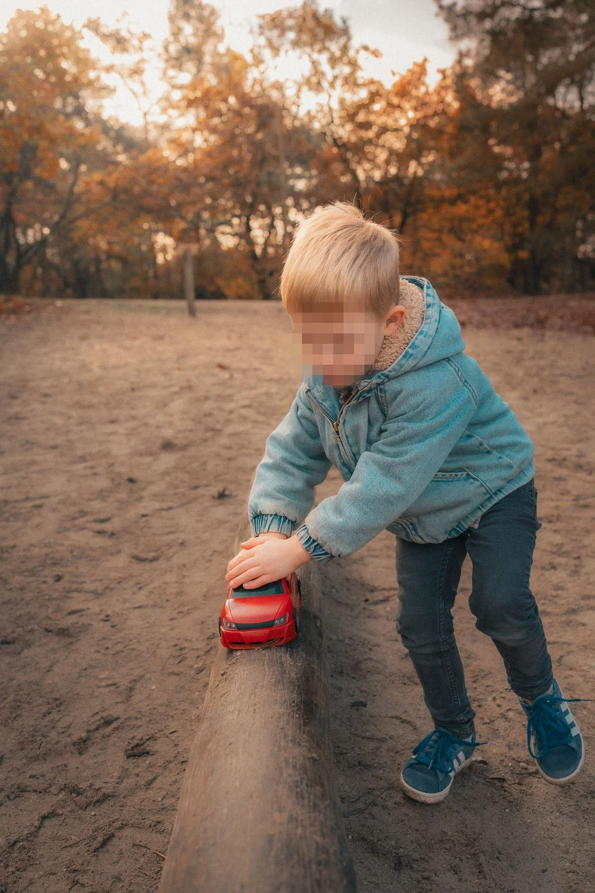kind-speelt-met-speelgoedauto-zonlicht-bos.jpg