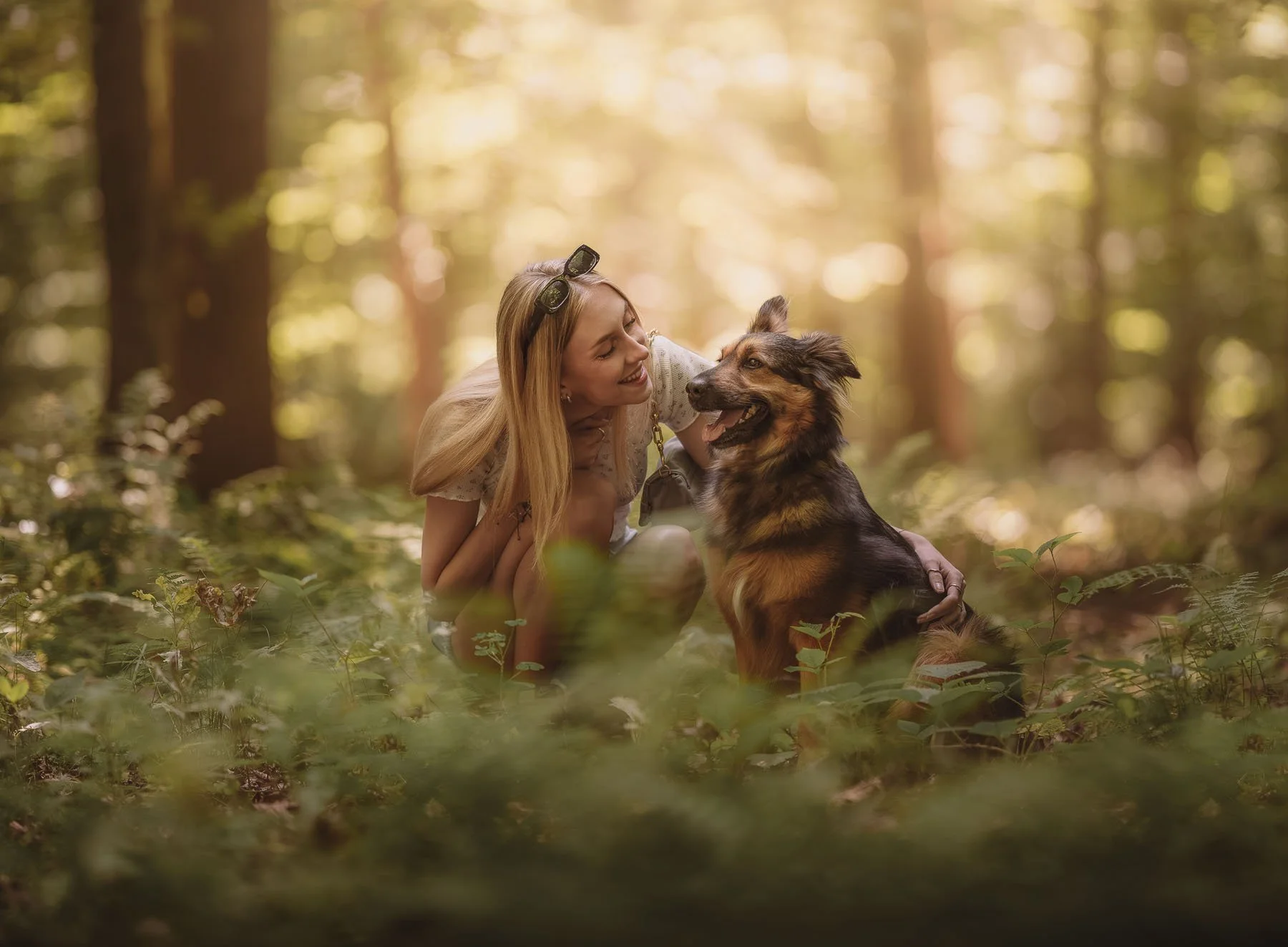 fotoshoot baasje met hond in Herperduin  bos warme kleuren