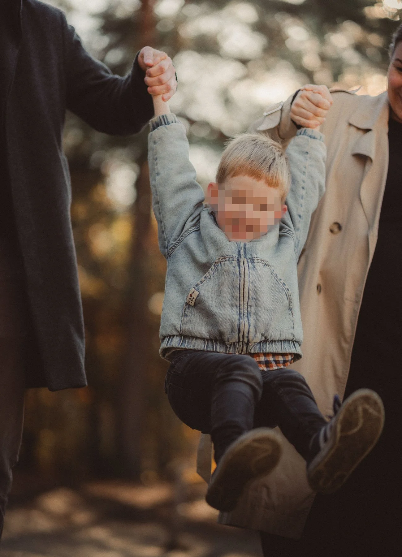 kind-hangt-tussen-ouders-handen-bos.jpg