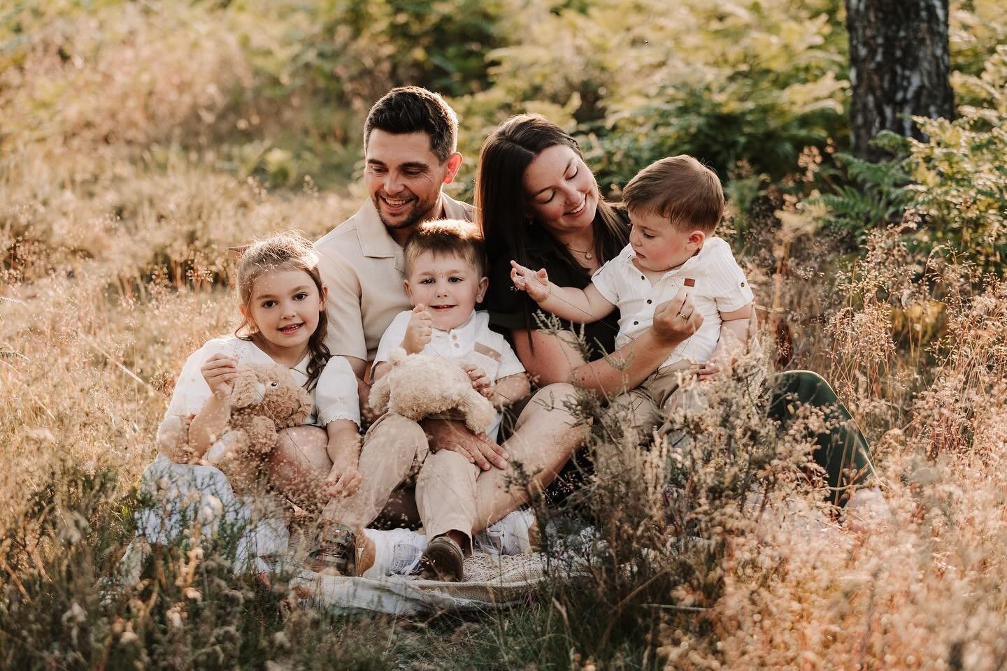 //Golden hour, round two ☀️✨
This lovely bunch were originally booked in a few weeks back, but the chicken pox had other ideas (classic parenting curveball, right?). So we rescheduled&mdash;and wow, was it worth the wait!

Even at 7pm it was roasting