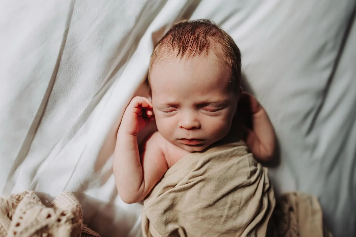 //Baby Rex ( love love the name ) 15 days old 🤍

Absolute dream of a baby. Slept his way through the whole session while mum and dad soaked it all in.

No fuss, no complicated posing&hellip; just tiny fingers, sleepy cuddles and those early days of 