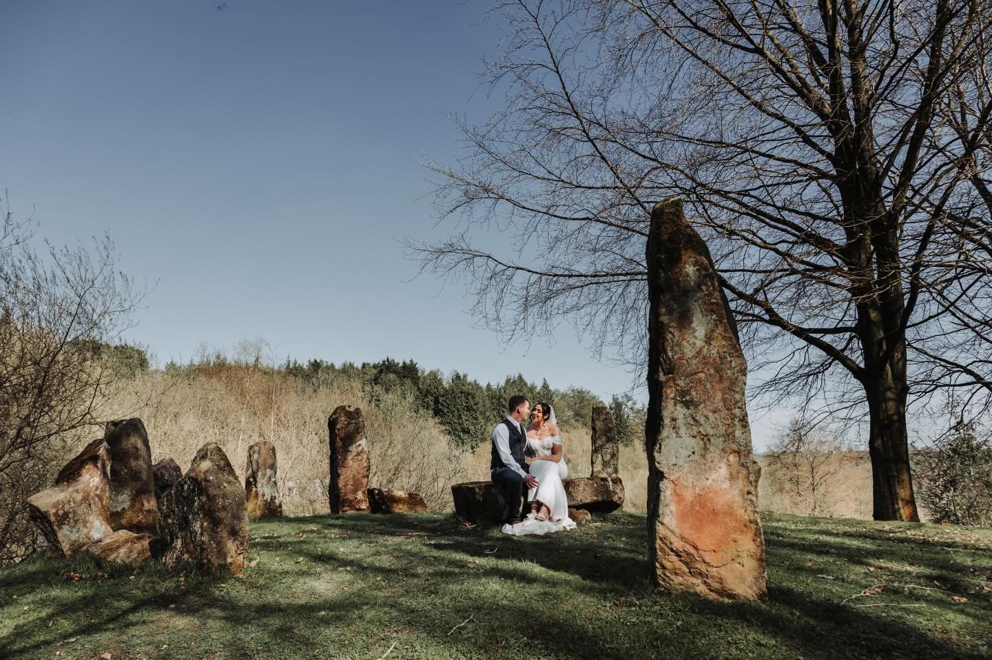 // Becky &amp; Matt at Foxtail Barns on the most ridiculously sunny April day ☀️ honestly&hellip; I don&rsquo;t know who booked the weather but take a bow! Wall to wall blue sky ! 

Now, as a HUGE Outlander fan, how I&rsquo;ve missed that stone circl