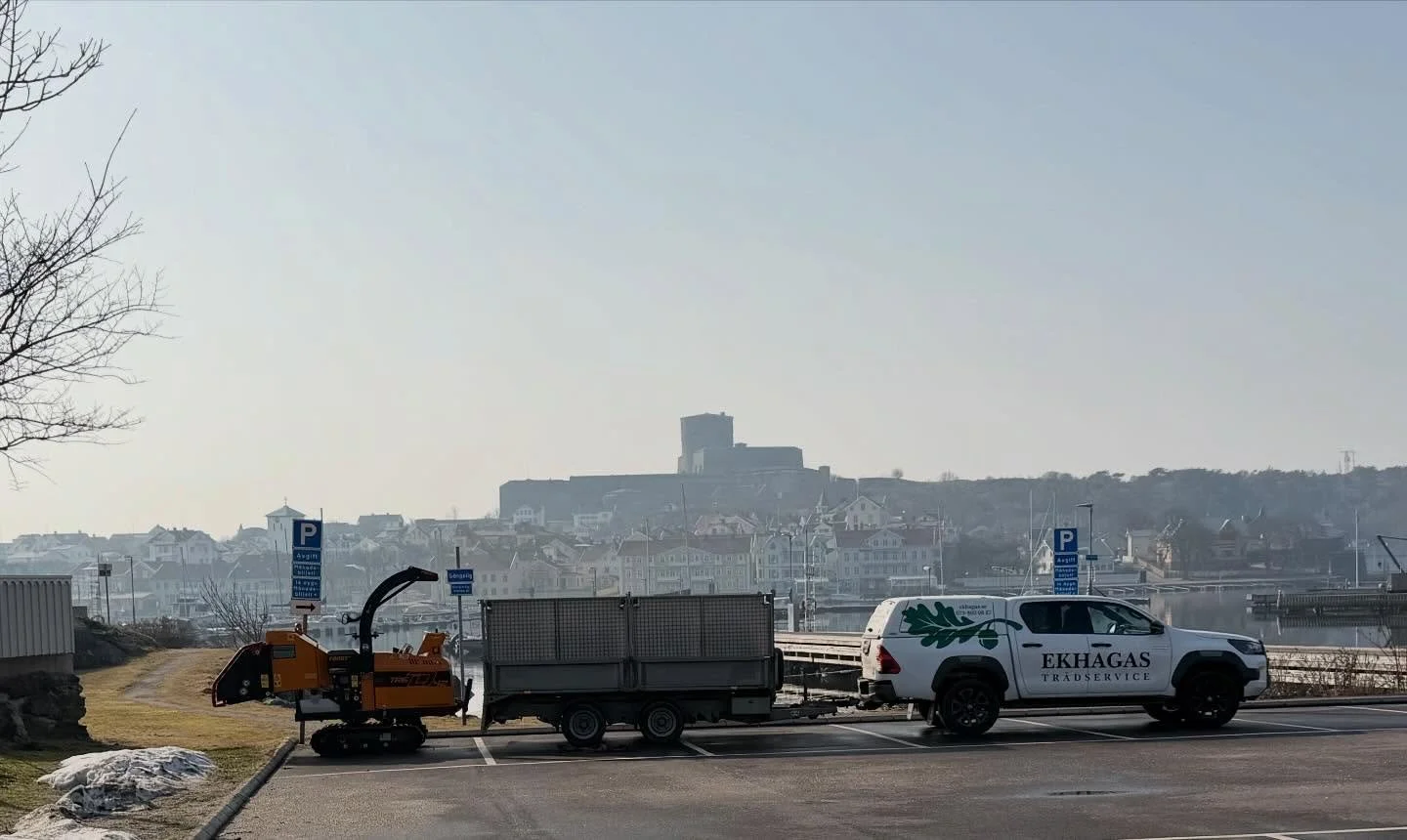 Frukttr&auml;dsbesk&auml;rning p&aring; Marstrand och Ko&ouml;n. Lite speciellt att komma med stege, hj&auml;lm, sele mm p&aring; f&auml;rjan.