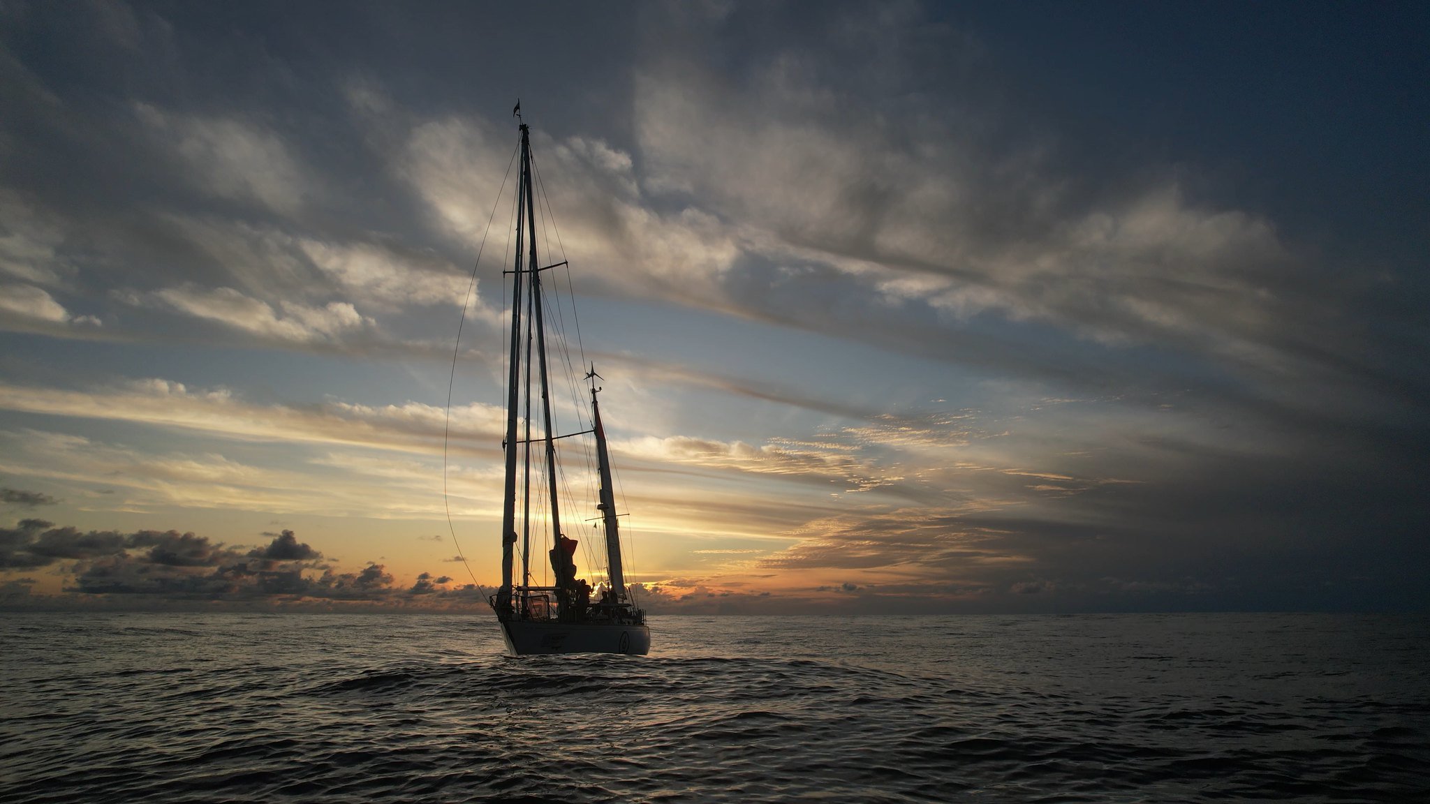 Sunset and swell at Doldrums without wind