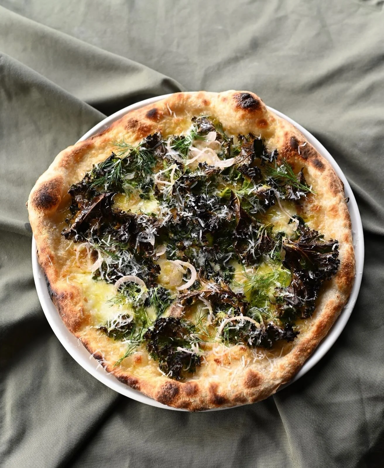 V&aring;r nya pizza Van Kale&acute;n &auml;r s&aring;&aring;&aring;&aring; god!!
Mozzarella, parmesan, lokal gr&ouml;nk&aring;l, vitl&ouml;k, sardeller, chili, basilika, inlagd shallottenl&ouml;k och dill. Testa ikv&auml;ll med lite bubbel till, b&au