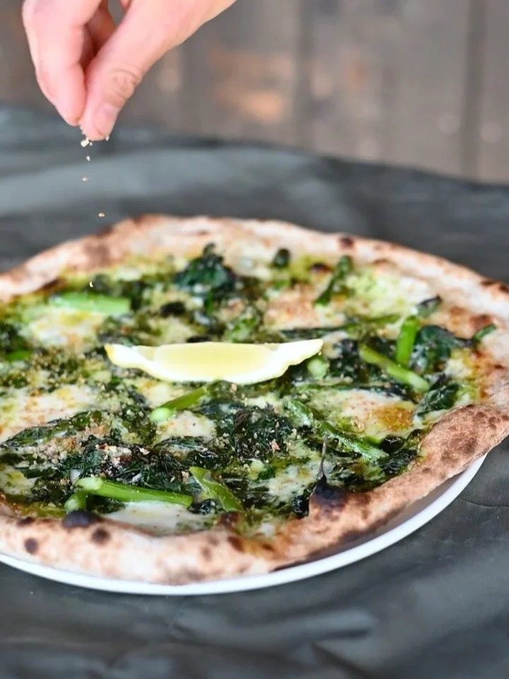 Spring Thing! 🍃 Ramsl&ouml;k, n&auml;sslor, koriander, basilika, vitl&ouml;k, parmesan, mozzarella, tallegio, havssalt &amp; citron