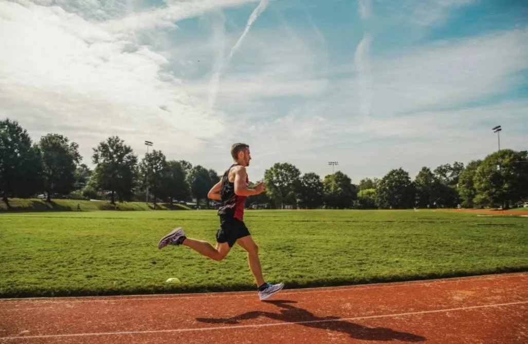Runner training on a track as part of a structured 10K running programme