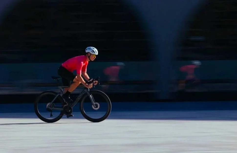 Un cycliste roule à un rythme régulier tout en réfléchissant au changement, à la transition et à l'évolution de ses objectifs