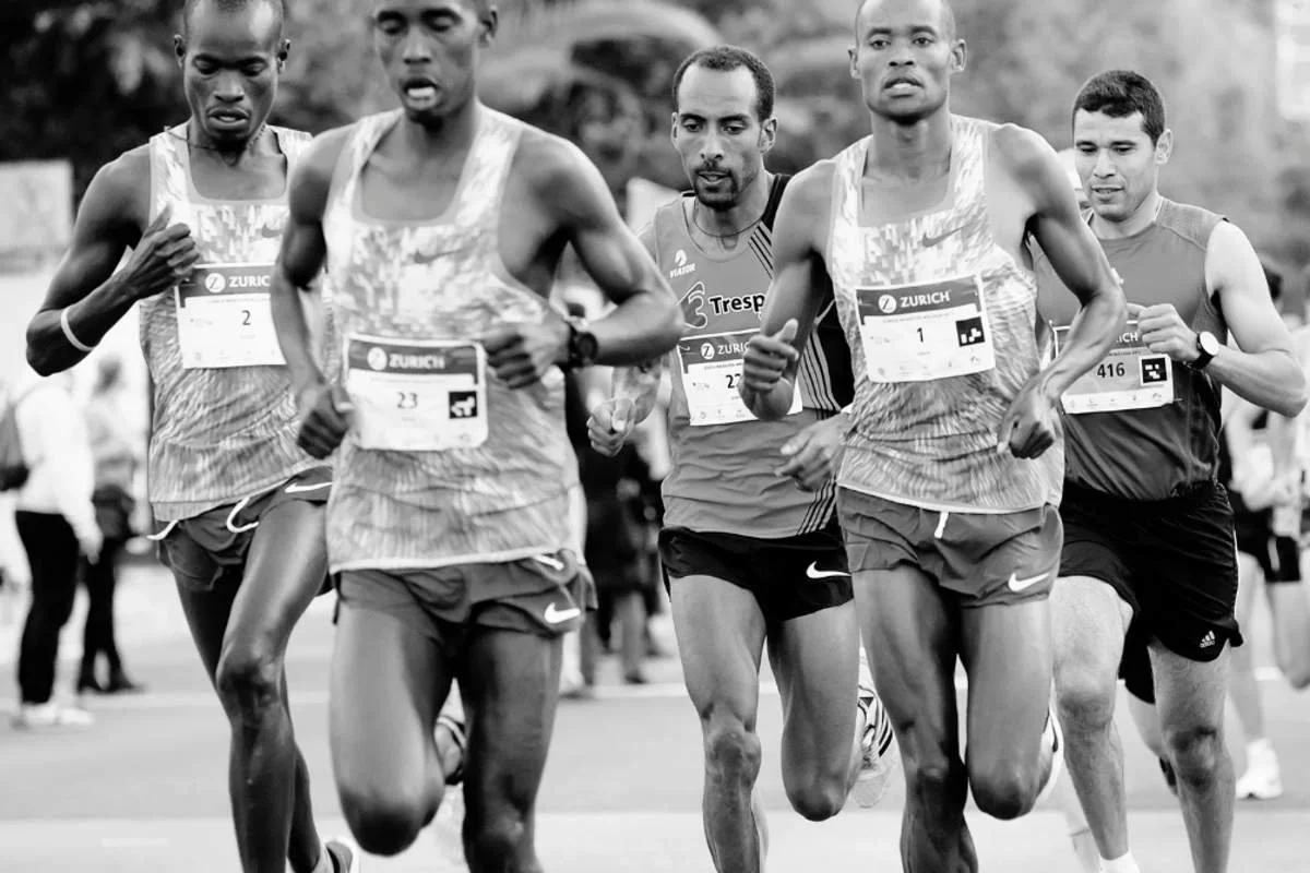 Grupo concentrado de corredores de élite en competición, que simboliza la determinación y replantea el miedo al fracaso en el rendimiento.