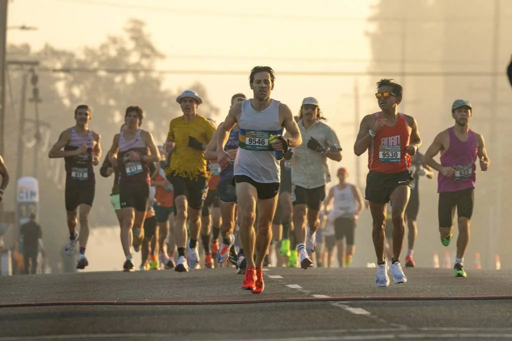 Marathon runners using structured marathon running zones to manage pace and effort during a road race