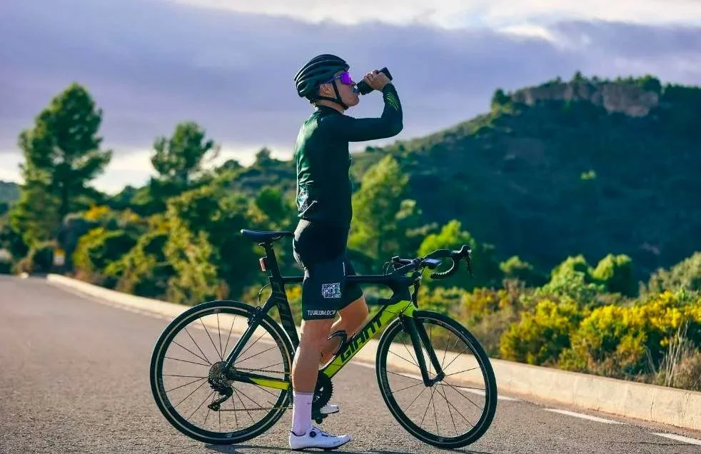 Un cycliste fait une pause pendant sa sortie, réfléchissant à sa patience, à son rythme et à sa confiance en ses progrès personnels