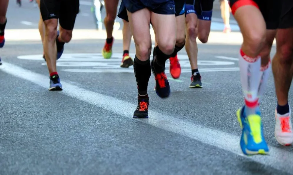 Runners moving together in a race, representing fear of judgement and comparison during training and competition.