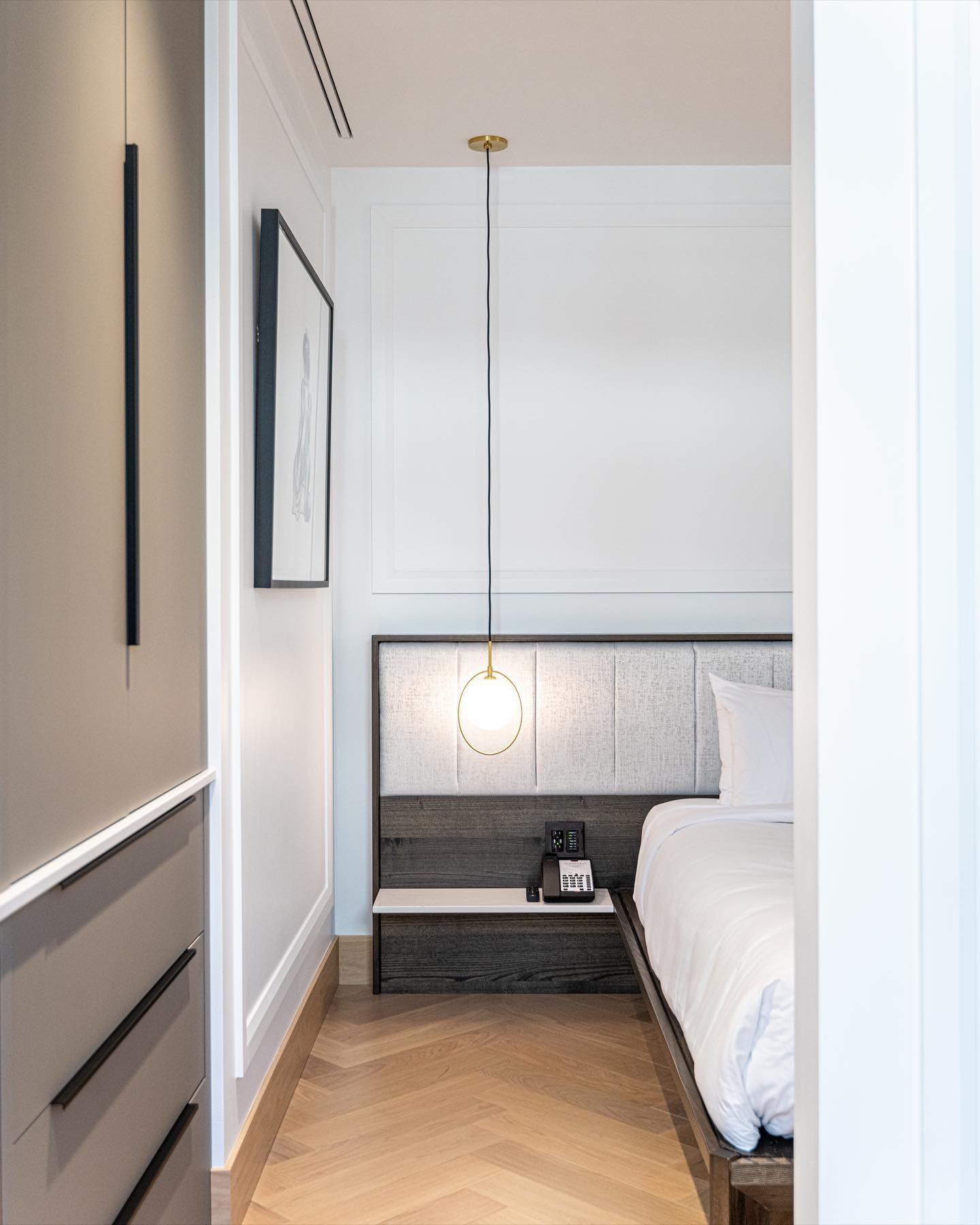 Rigueur : les d&eacute;cors les plus simples sont ceux qui demandent le plus d&rsquo;efforts. La coordination entre les diff&eacute;rents corps de m&eacute;tiers est cruciale afin d&rsquo;obtenir un r&eacute;sultat comme celui-ci. 

📸 : @clovis
