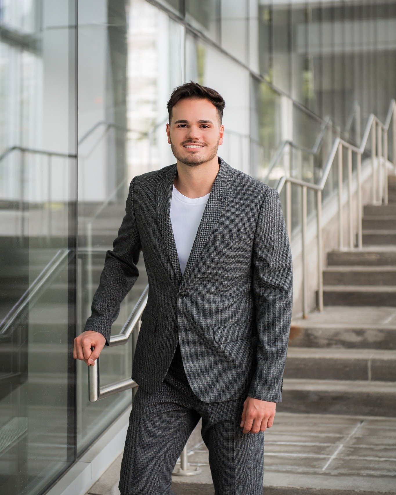 |Rapha&euml;l Villeneuve &mdash; Designer d&rsquo;int&eacute;rieur &amp; Fondateur de Leconcept
Pilier de l&rsquo;&eacute;quipe, Rapha&euml;l incarne une vision du design r&eacute;fl&eacute;chie pour l&rsquo;humain. Cr&eacute;atif et sophistiqu&eacut