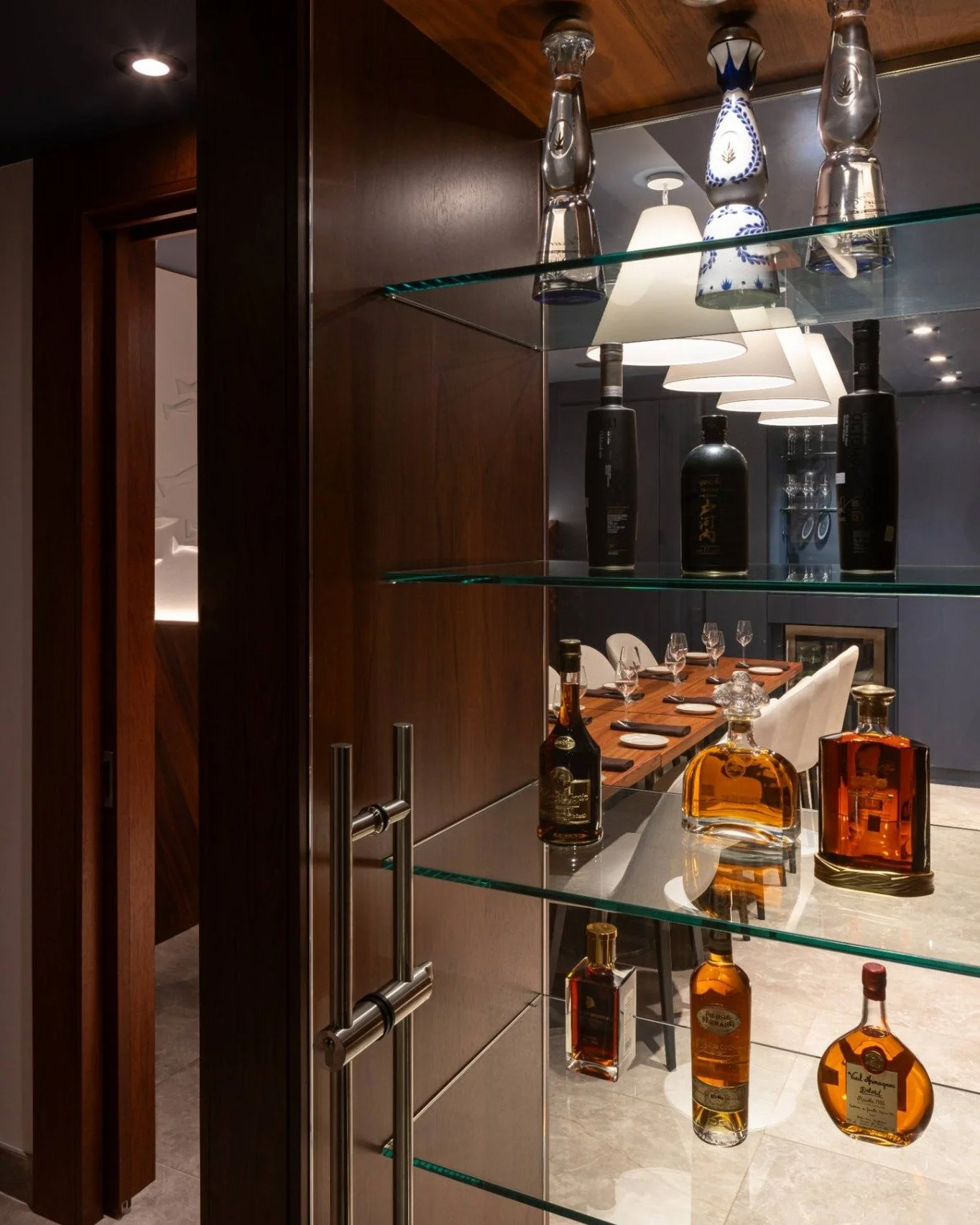 | @opheliaqc &ndash; Salons priv&eacute;s
La cave &agrave; vin vitr&eacute;e, v&eacute;ritable joyau de l&rsquo;am&eacute;nagement, structure l&rsquo;espace tout en mettant en valeur l&rsquo;offre gastronomique d&rsquo;Ophelia. Son r&eacute;tro&eacut