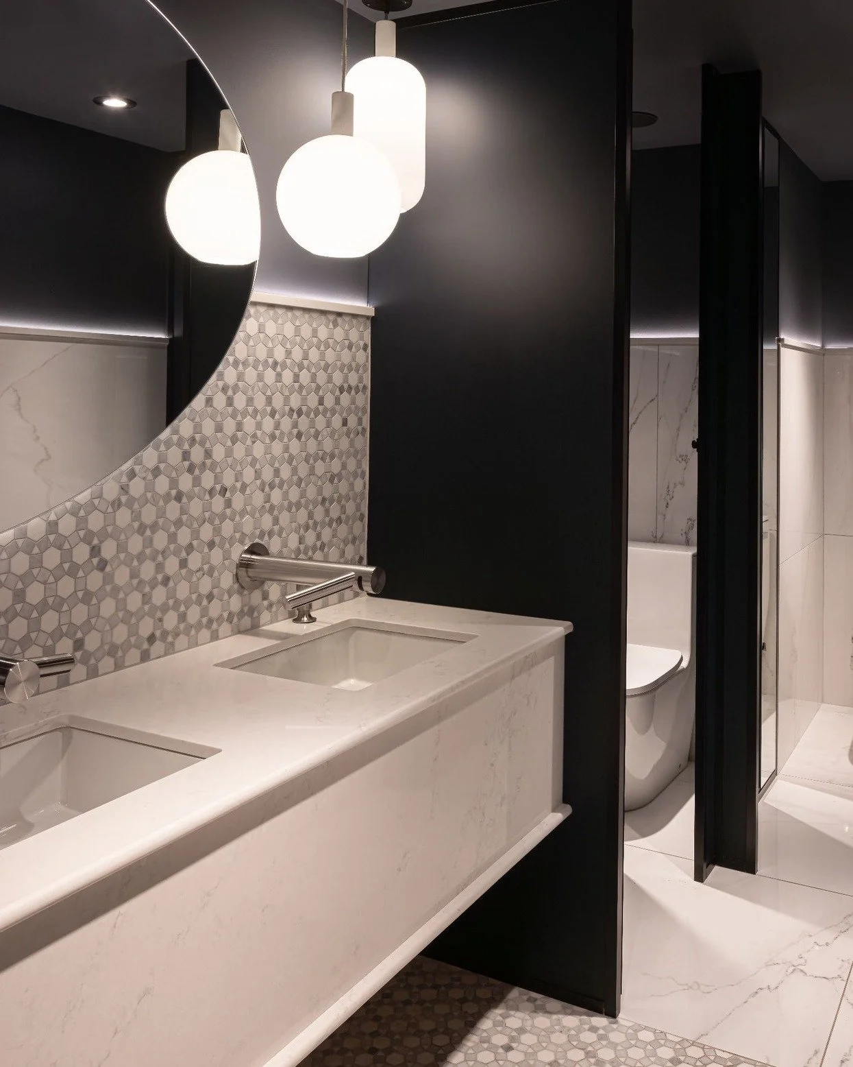 | OPHELIA &ndash; Salons priv&eacute;s
La salle de toilette, discr&egrave;tement int&eacute;gr&eacute;e &agrave; l&rsquo;arri&egrave;re des salons, prolonge le langage esth&eacute;tique du lieu. Son ambiance neutre et &eacute;pur&eacute;e, ponctu&eac