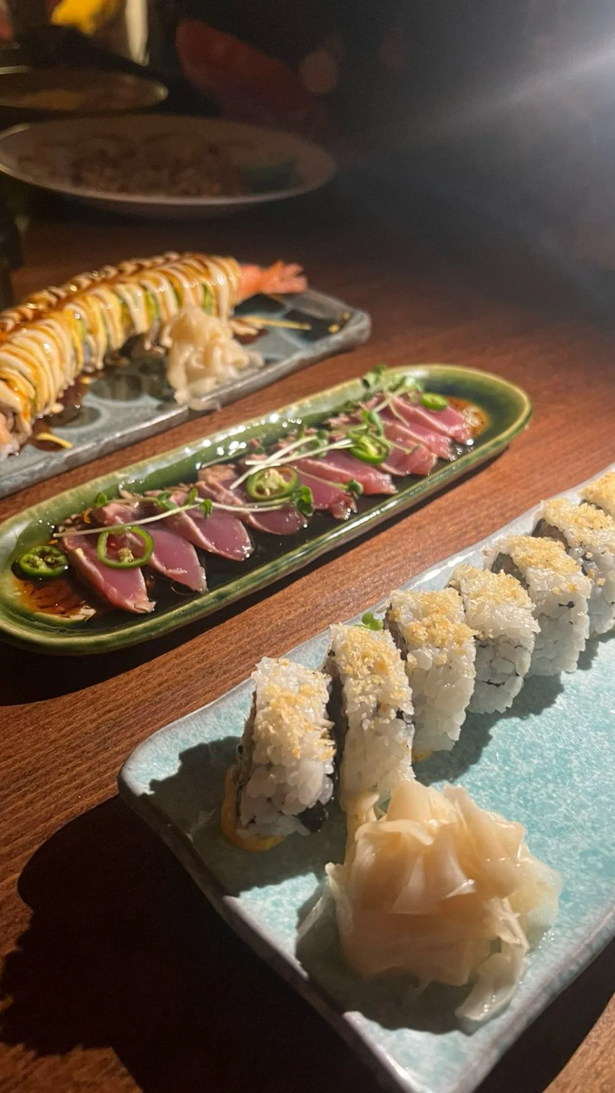 Assortiment de sushis avec du poisson cru, du riz, de la sauce soja, du gingembre mariné et des rondelles de piment