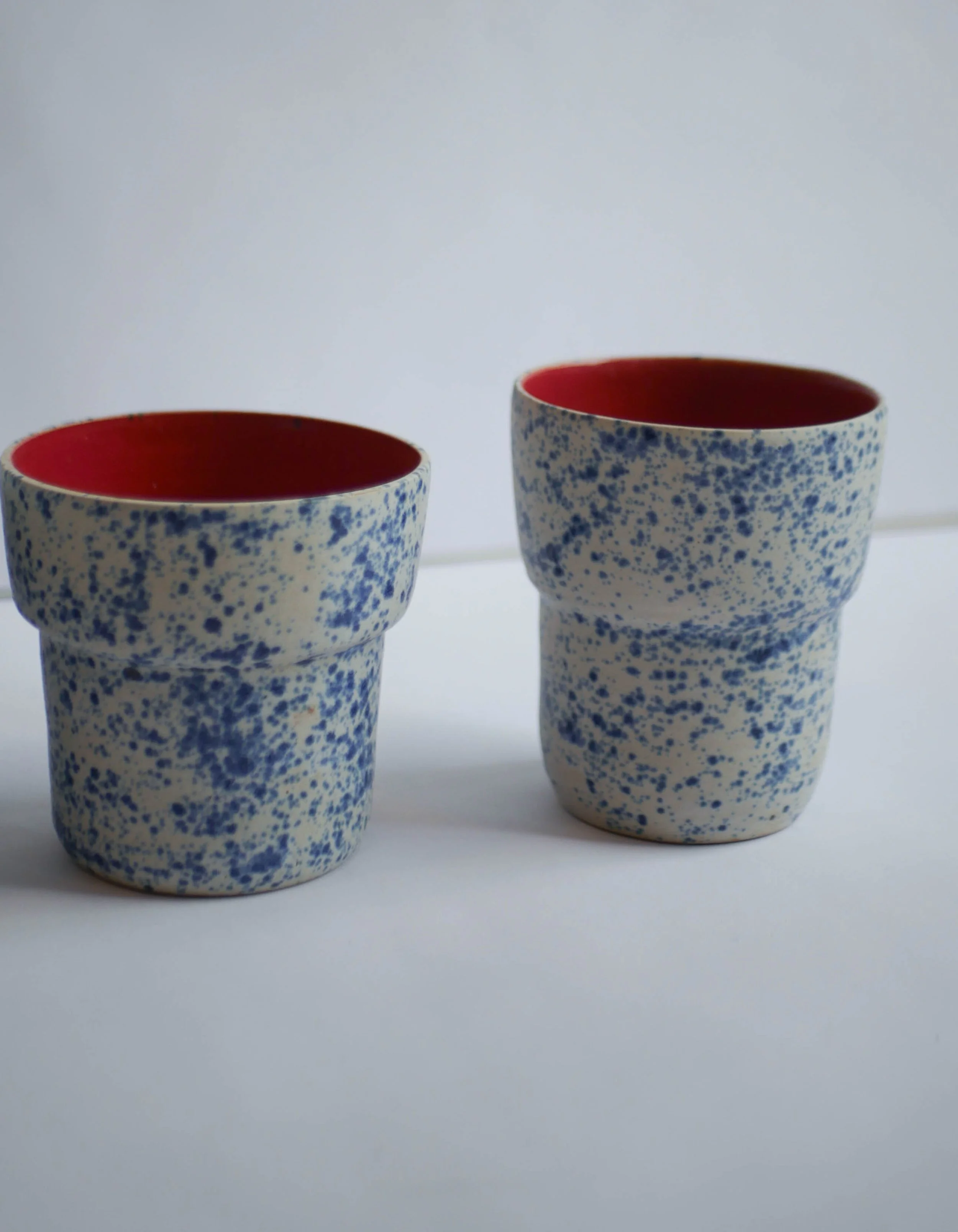 Travel mug bleu et rouge céramique (1 sur 1).jpg