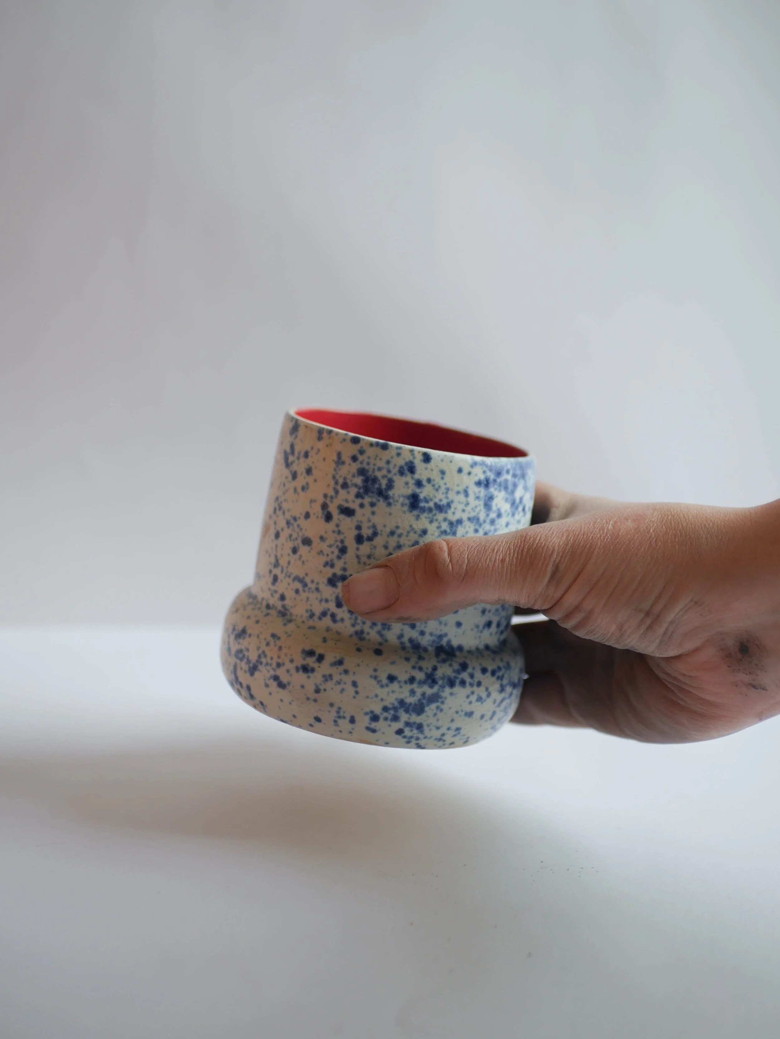 Tasse Bleu mouchetée et rouge grès