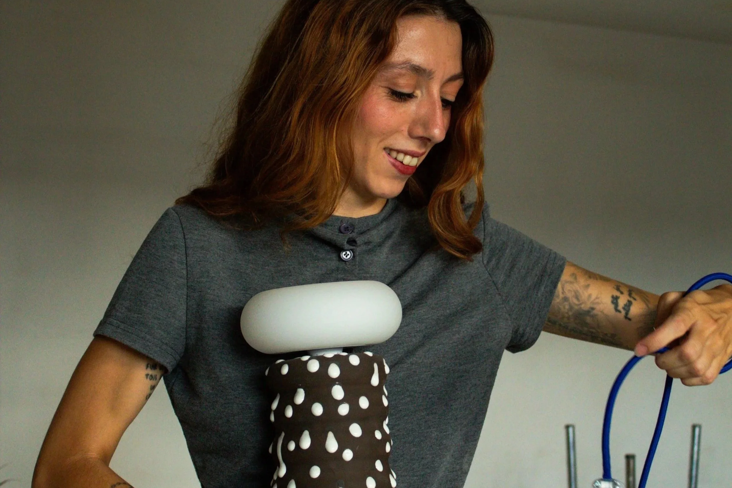 Julia, céramiste, dans son atelier à Lyon