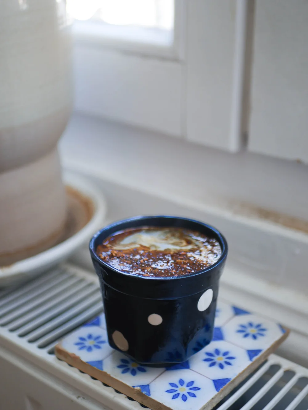 Tasse Bonne Maman en grès noire à pois blancs