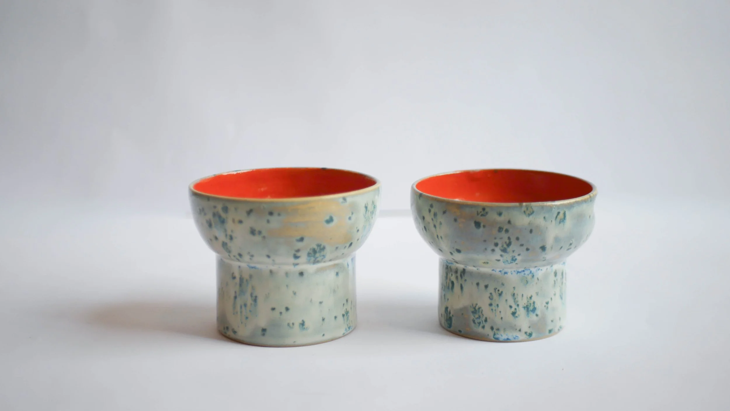 La petite tasse sur pied Bleu moucheté & Orange