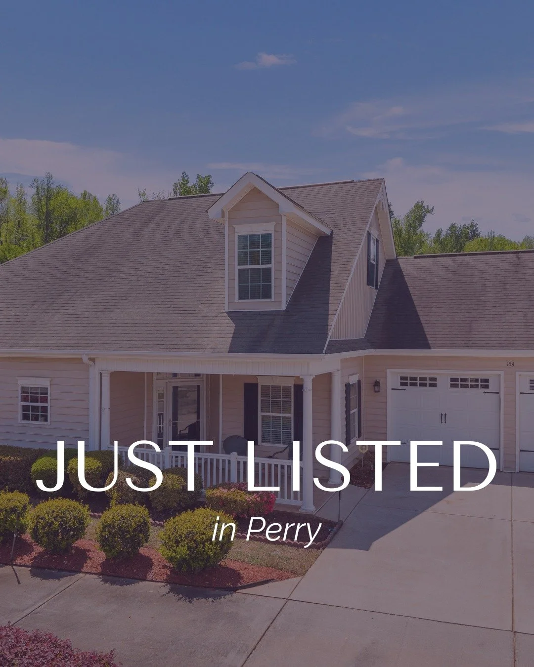 154 Fairway Oaks Drive sits on one of the best lots in Houston Springs, and the layout inside is just as impressive as the location. 🪴 

The main level offers a primary suite with dual walk-in closets, a second bedroom and full bath, and a dedicated