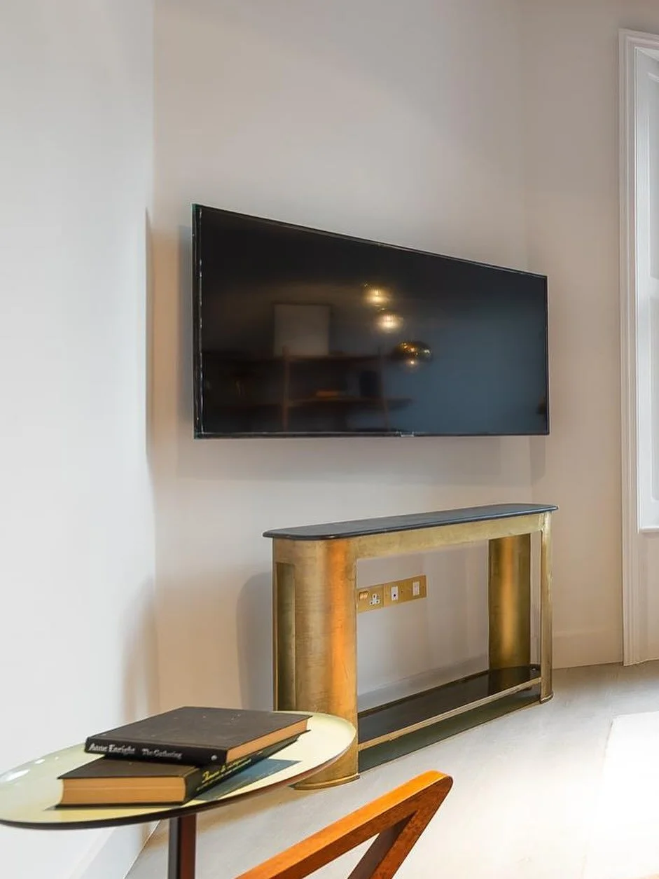 Comfort meets design - the perfect set up for slow evenings and good shows. 

#vestostays #homecomforts #apartmentliving