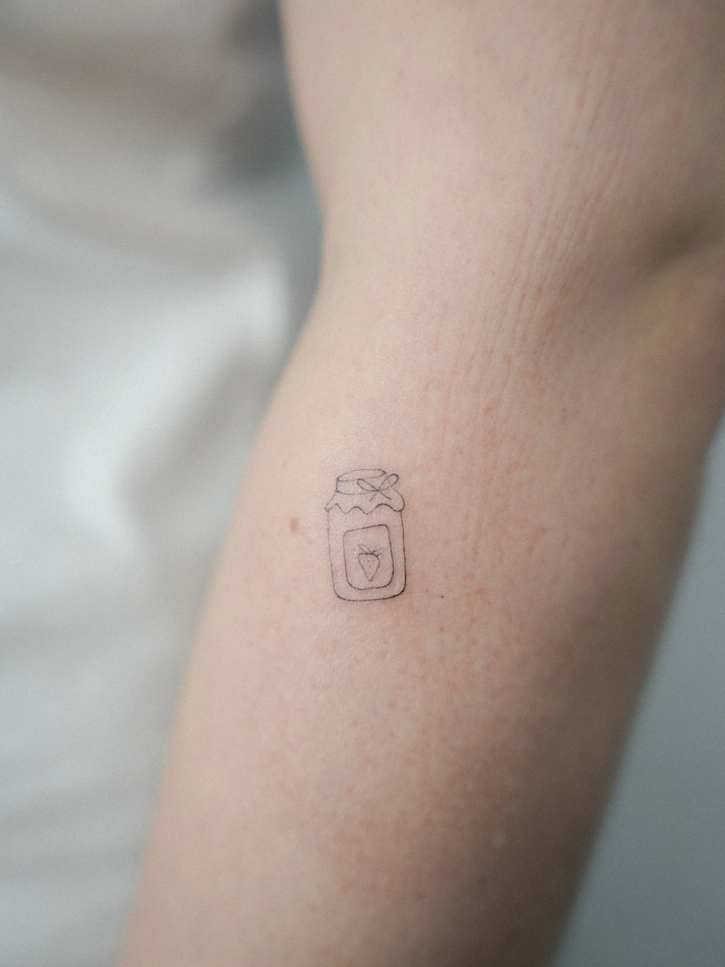 Ein marmeladenglasmoment f&uuml;r dieses Tattoo 🍓 Danke f&uuml;r dein Vertrauen!!! 

#tattoo #fineline #finelinetattoo