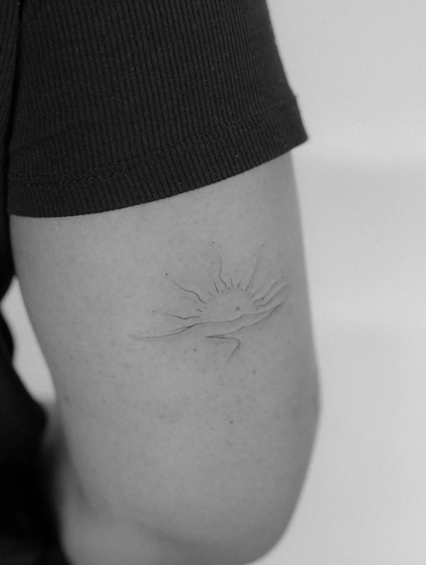 Ein Sonnenornament, dass an einem Sonnenuntergang- oder Aufgang am Meer erinnern soll. Gemeinsam entworfen, um etwas ganz besonderes und pers&ouml;nliches f&uuml;r die Ewigkeit zu haben ✨🌊🤍

#tattoo #tattooornament #finelinetattoo #tattookassel #ka